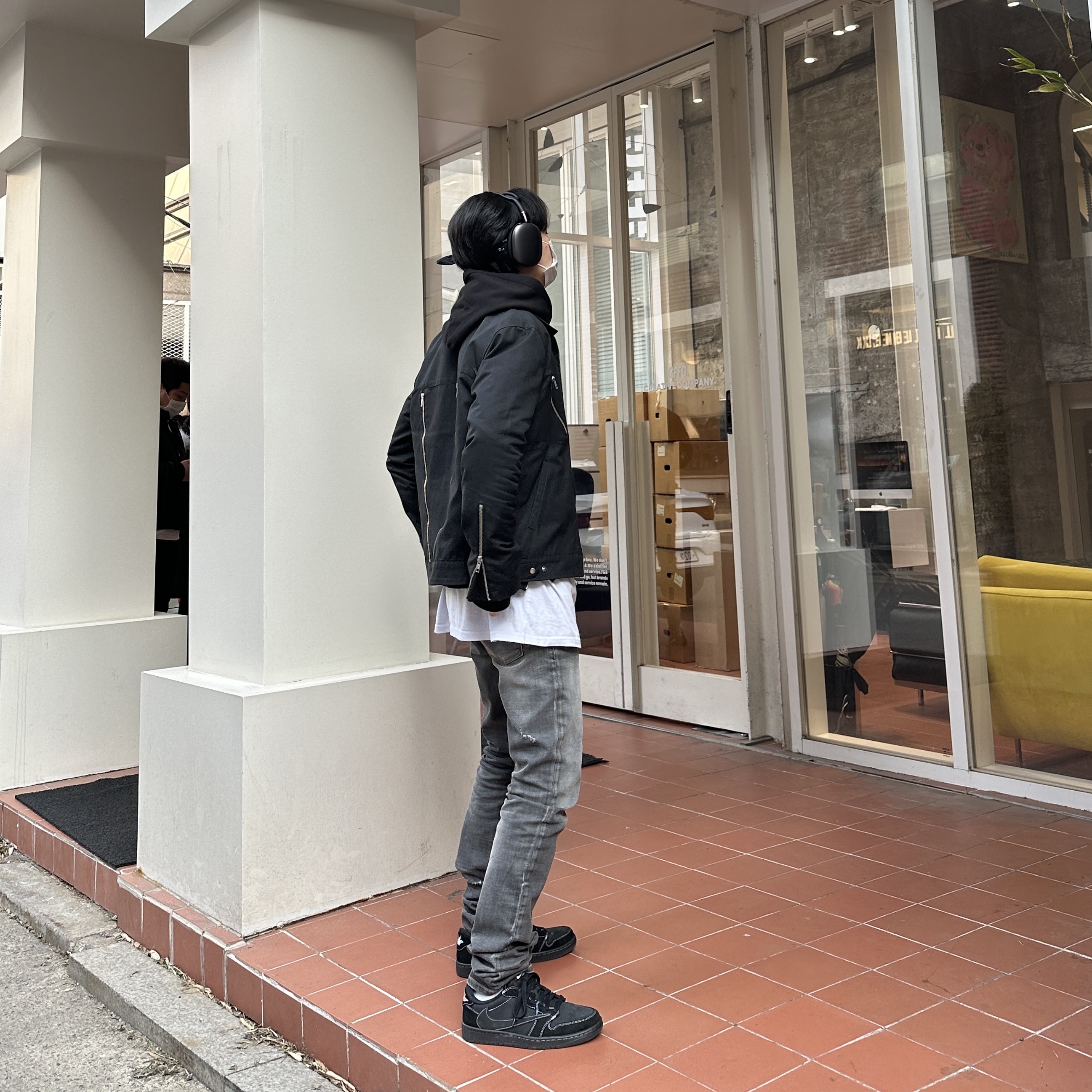 Jordan 1 x Travis Scott Retro Low OG SP Black Phantom, Undermycar Legion.03 Slim Fit Blue Stitch Washed Jeans Washed Gray 착용 스타일 - 1