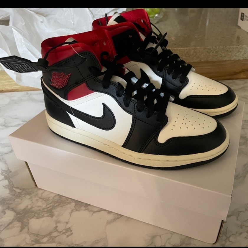 (W) Jordan 1 Mid Black Gym Red 착용 스타일 - 2