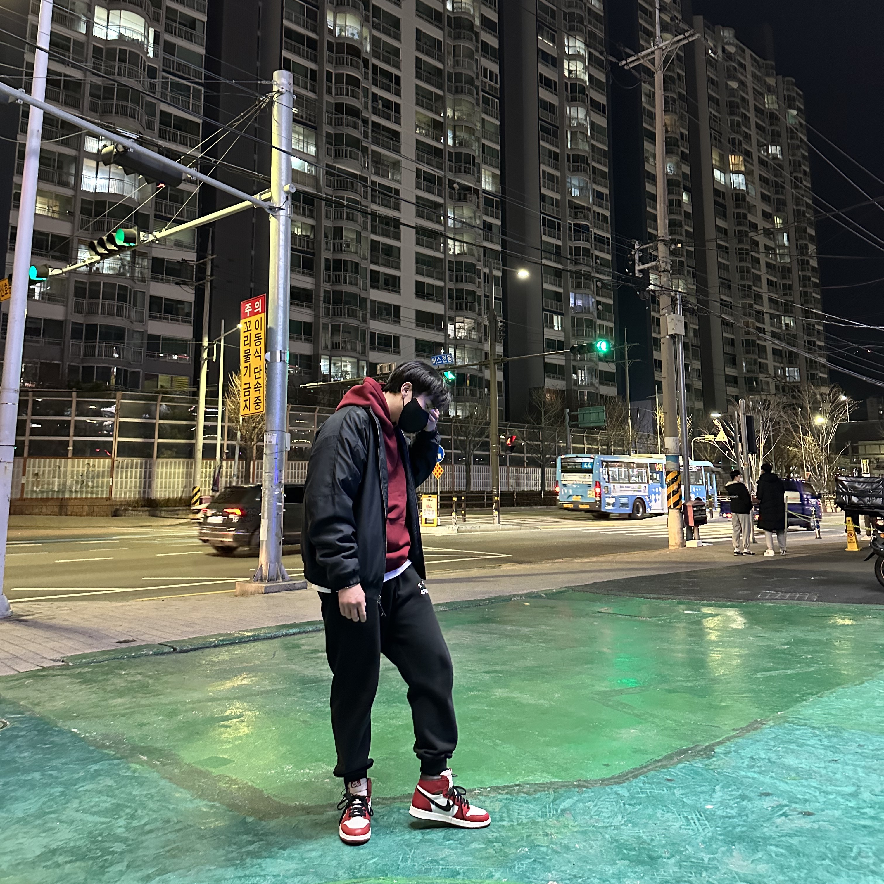 Jordan 1 Retro High OG Chicago 2022, IAB Studio Hoodie Raspberry 착용 스타일
