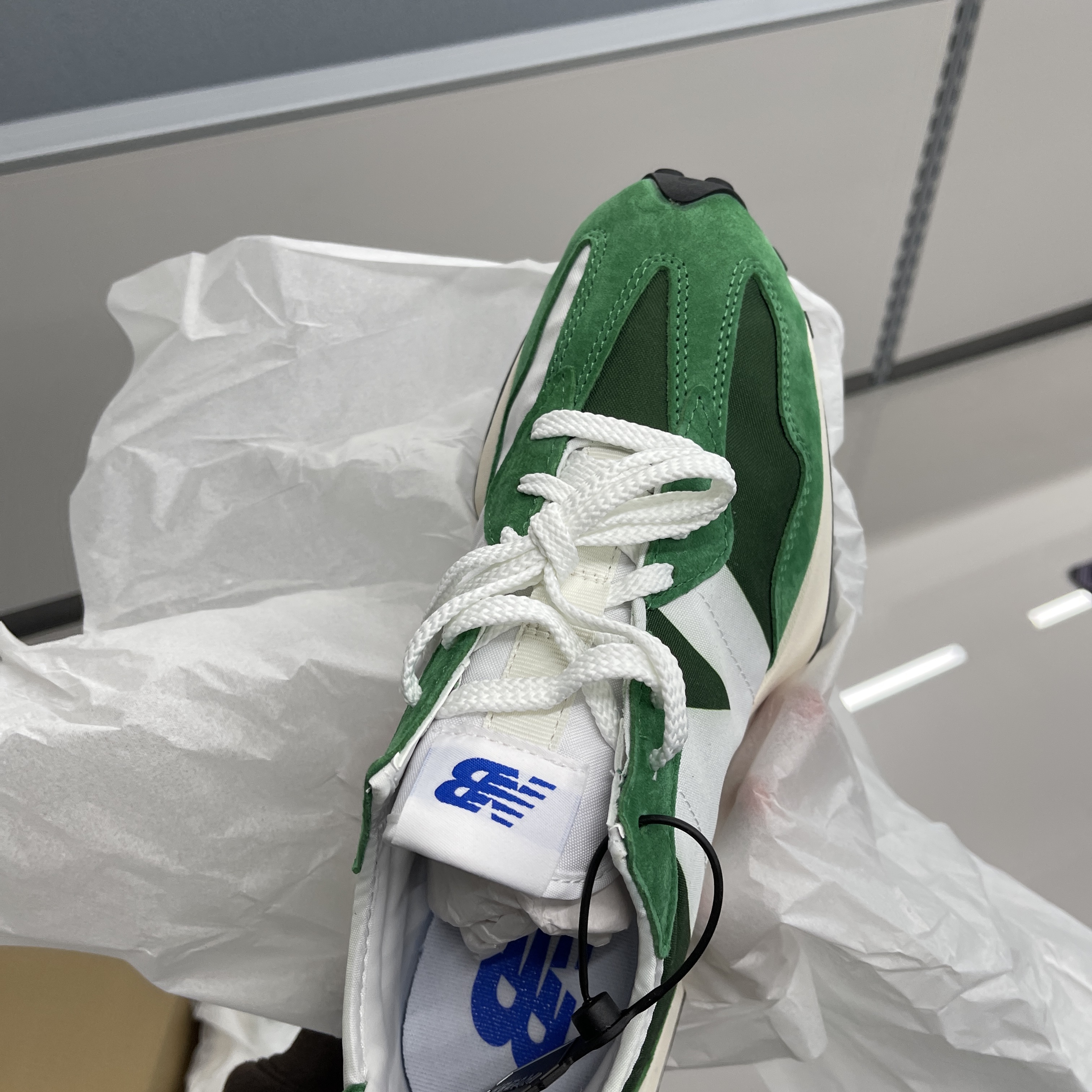 New Balance 327 Varsity Green 착용 스타일 - 2
