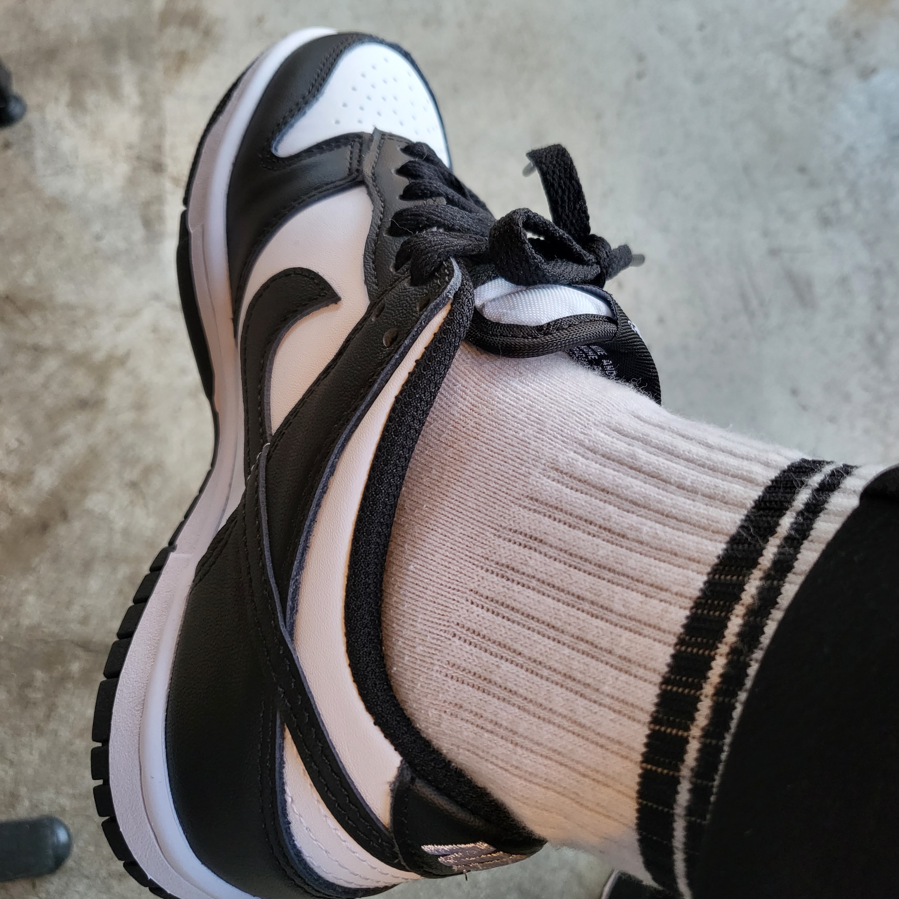 (GS) Nike Dunk Low Black 착용 스타일 - 2