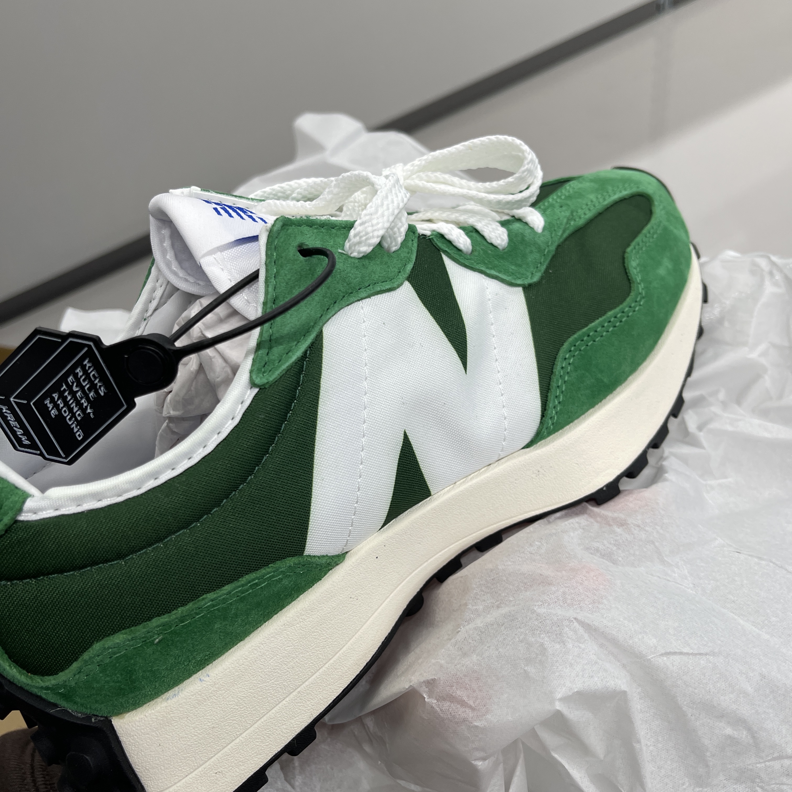New Balance 327 Varsity Green 착용 스타일 - 4