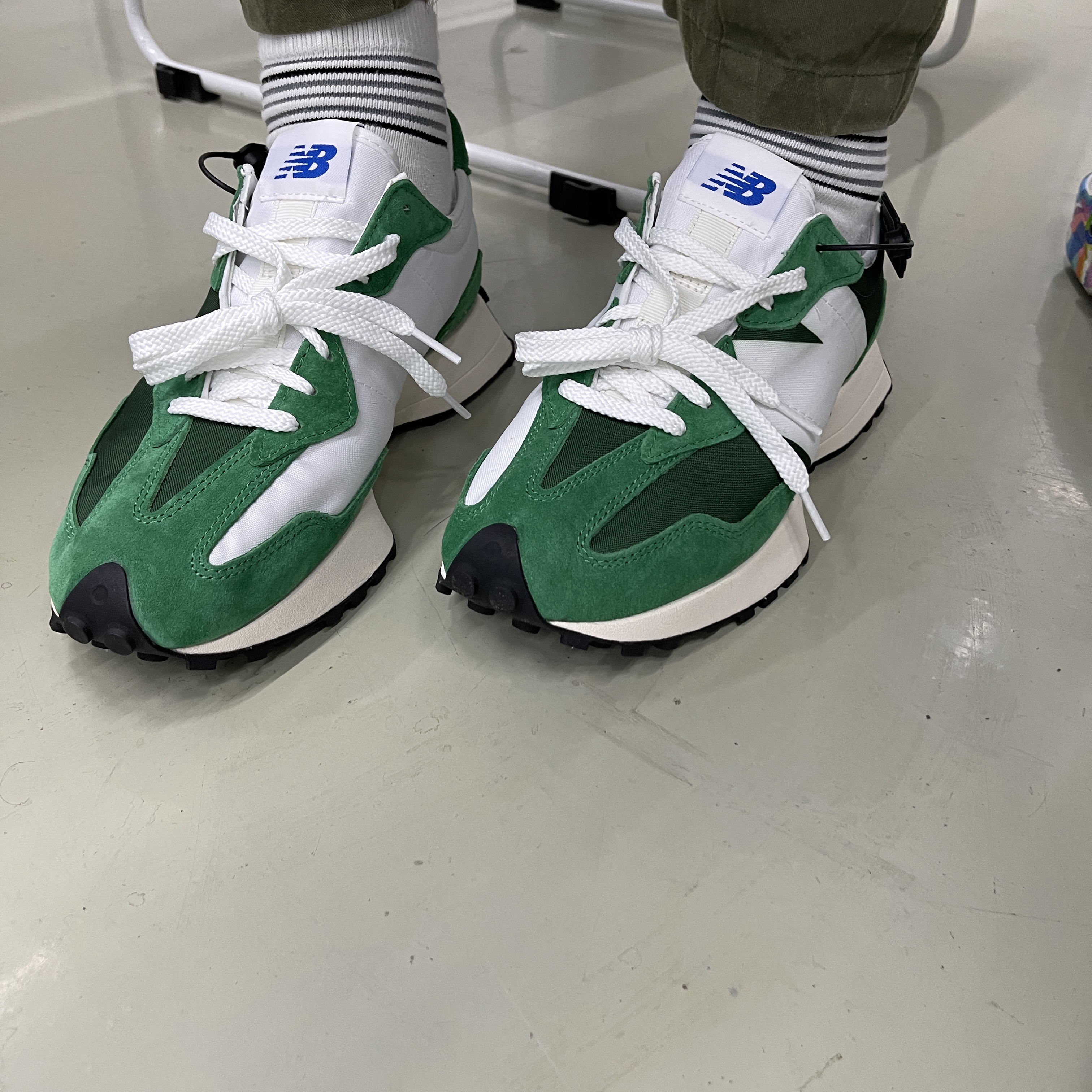 New Balance 327 Varsity Green 착용 스타일 - 5