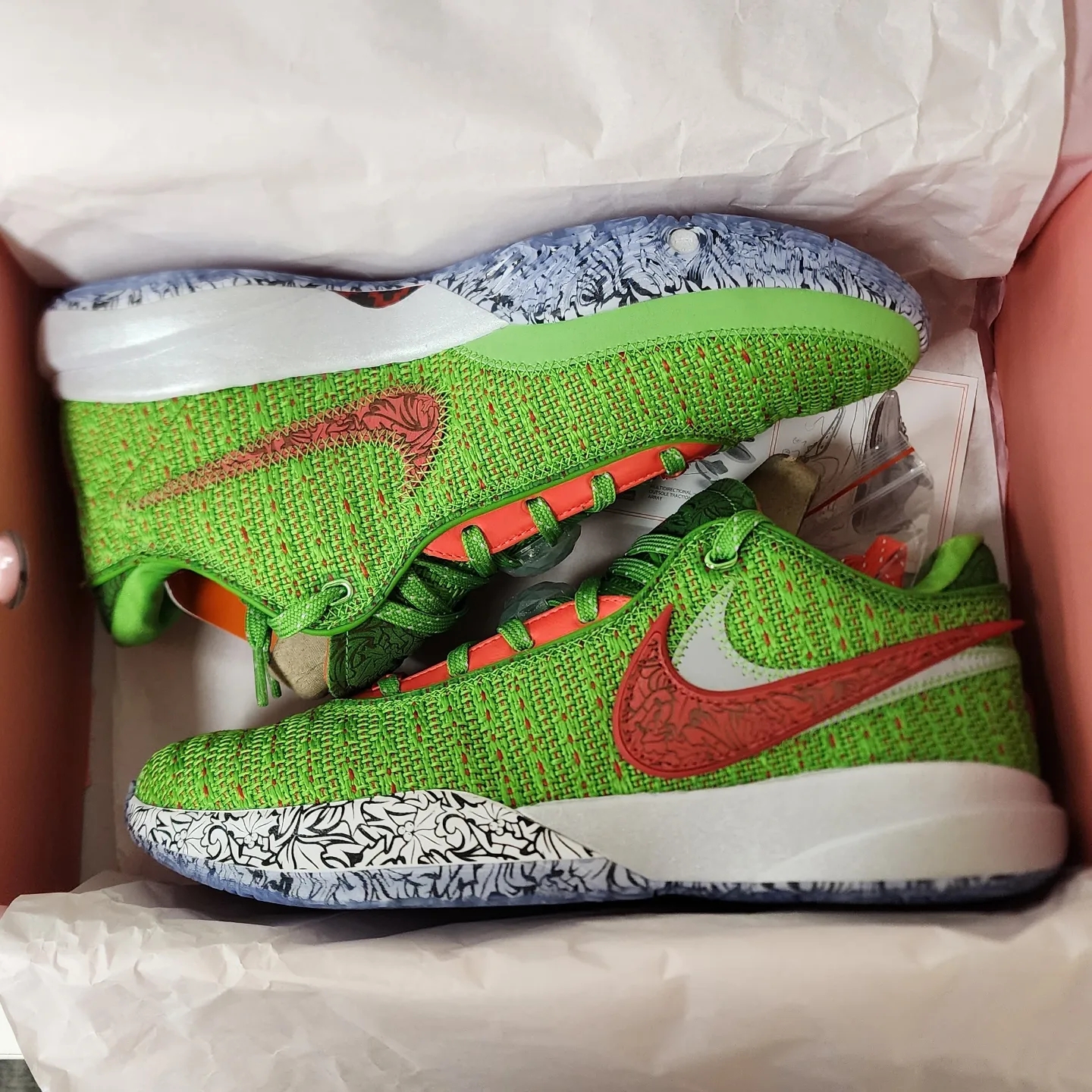 Nike LeBron XX Christmas EP Green Apple University Red 착용 스타일 - 3