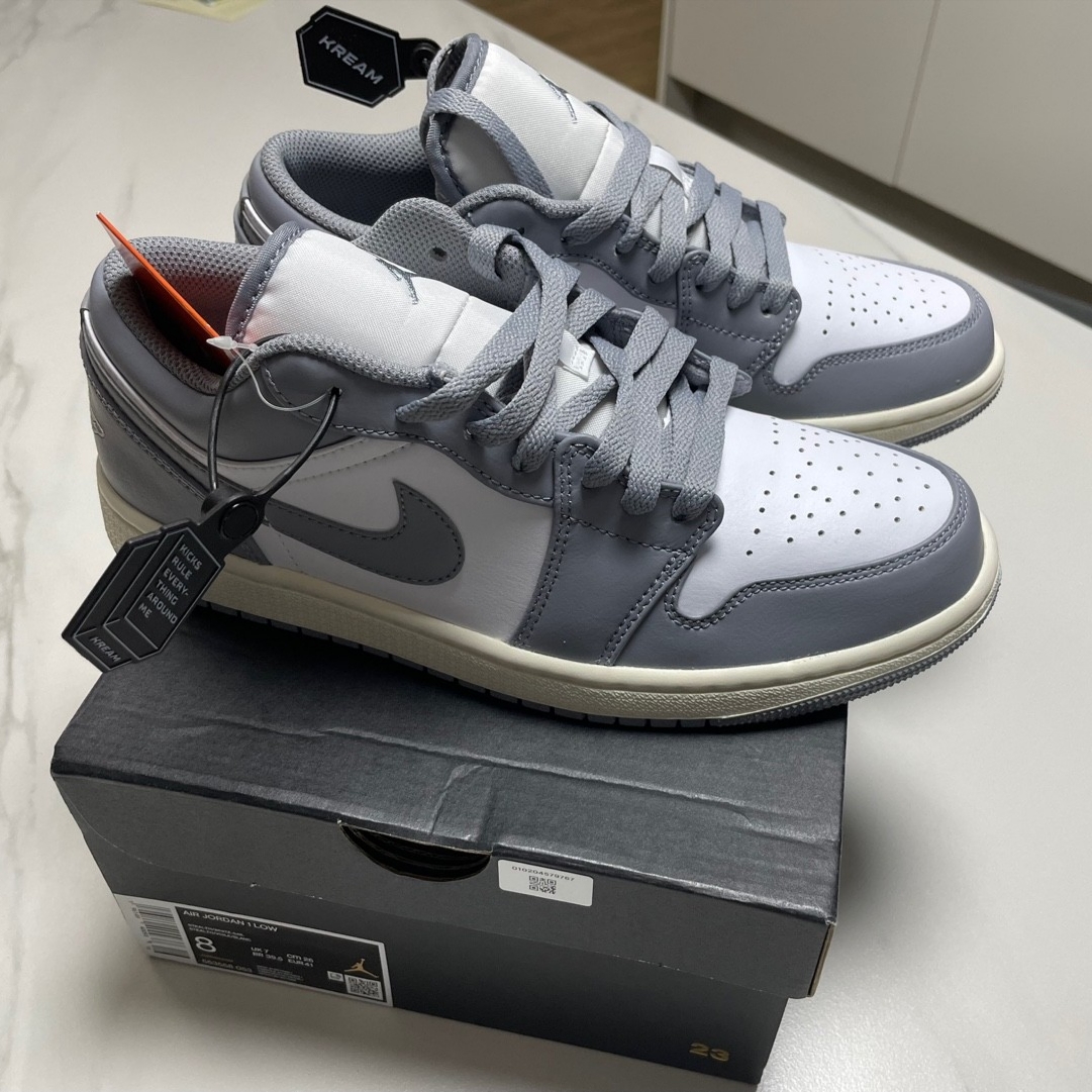 Jordan 1 Low Stealth and White 착용 스타일 - 1