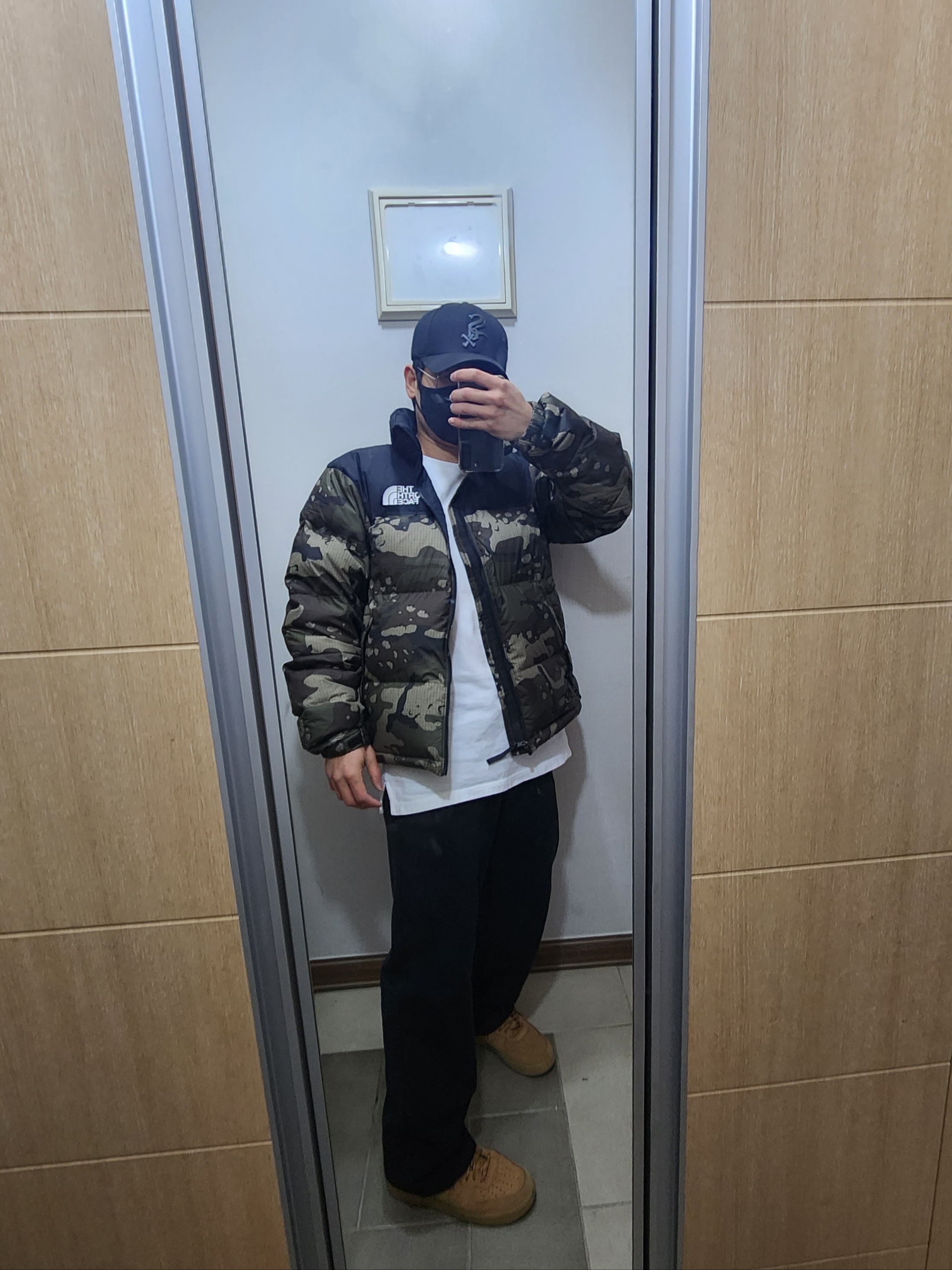 The North Face 1996 Novelty Nuptse Jacket Woodland Camo, Nike Air Force 1 Mid '07 WB Flax 착용 스타일