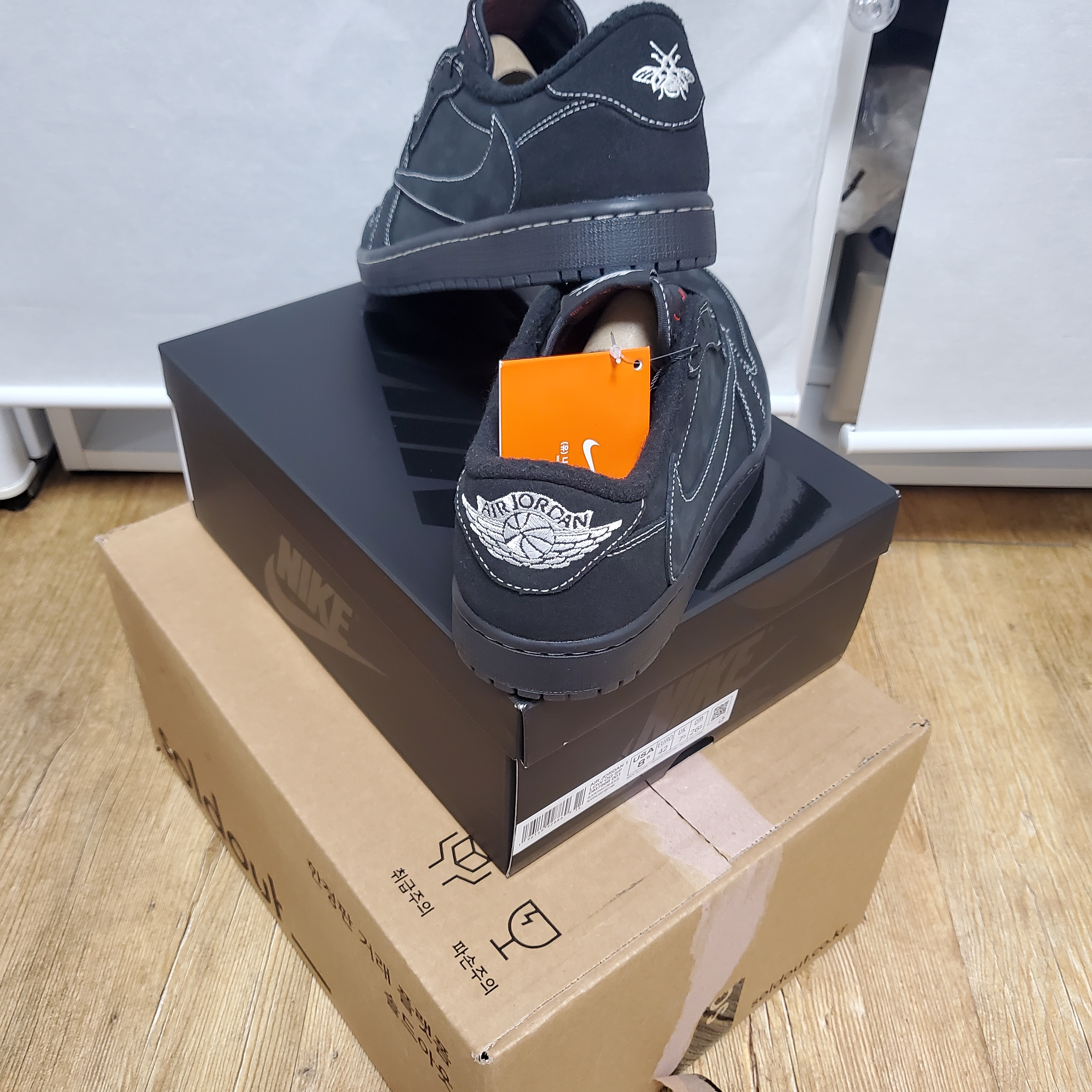 Jordan 1 x Travis Scott Retro Low OG SP Black Phantom 착용 스타일 - 3