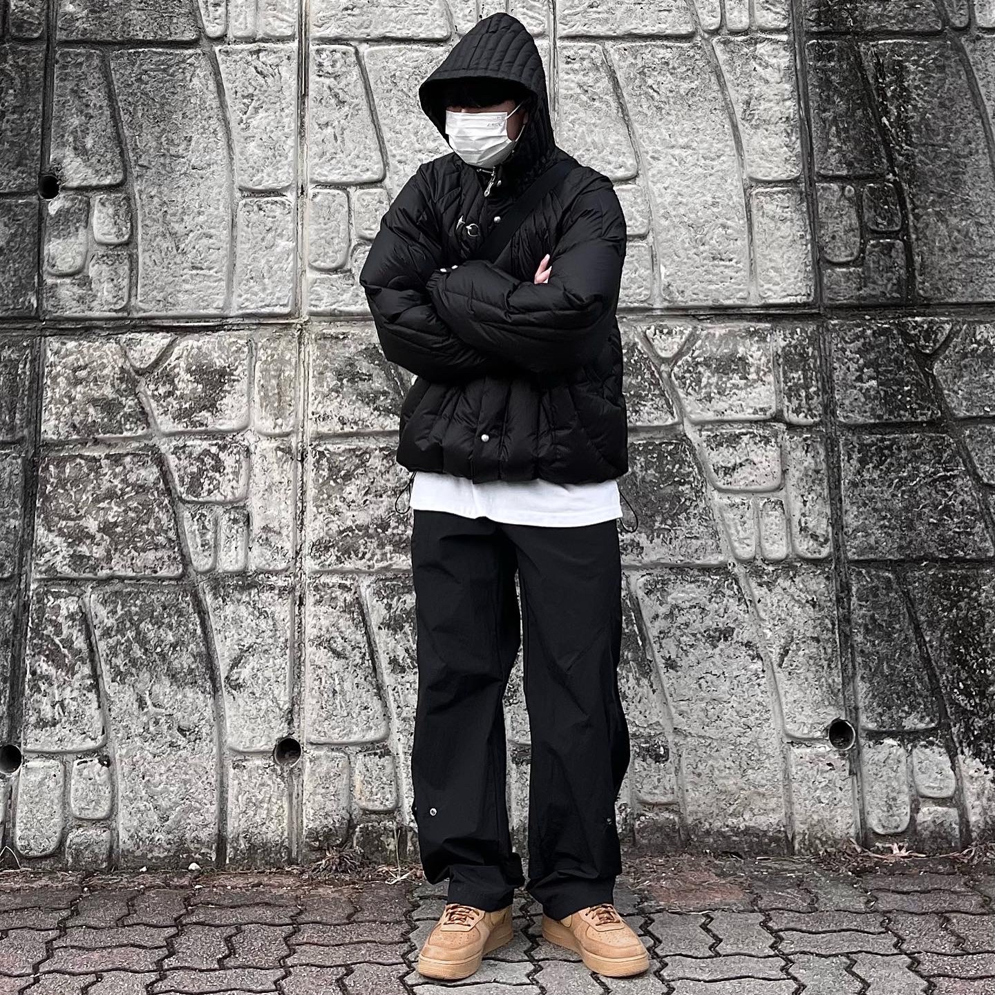 Nike Air Force 1 '07 WB Flax, Thug Club Cave Down Jacket Black 착용 스타일 - 1