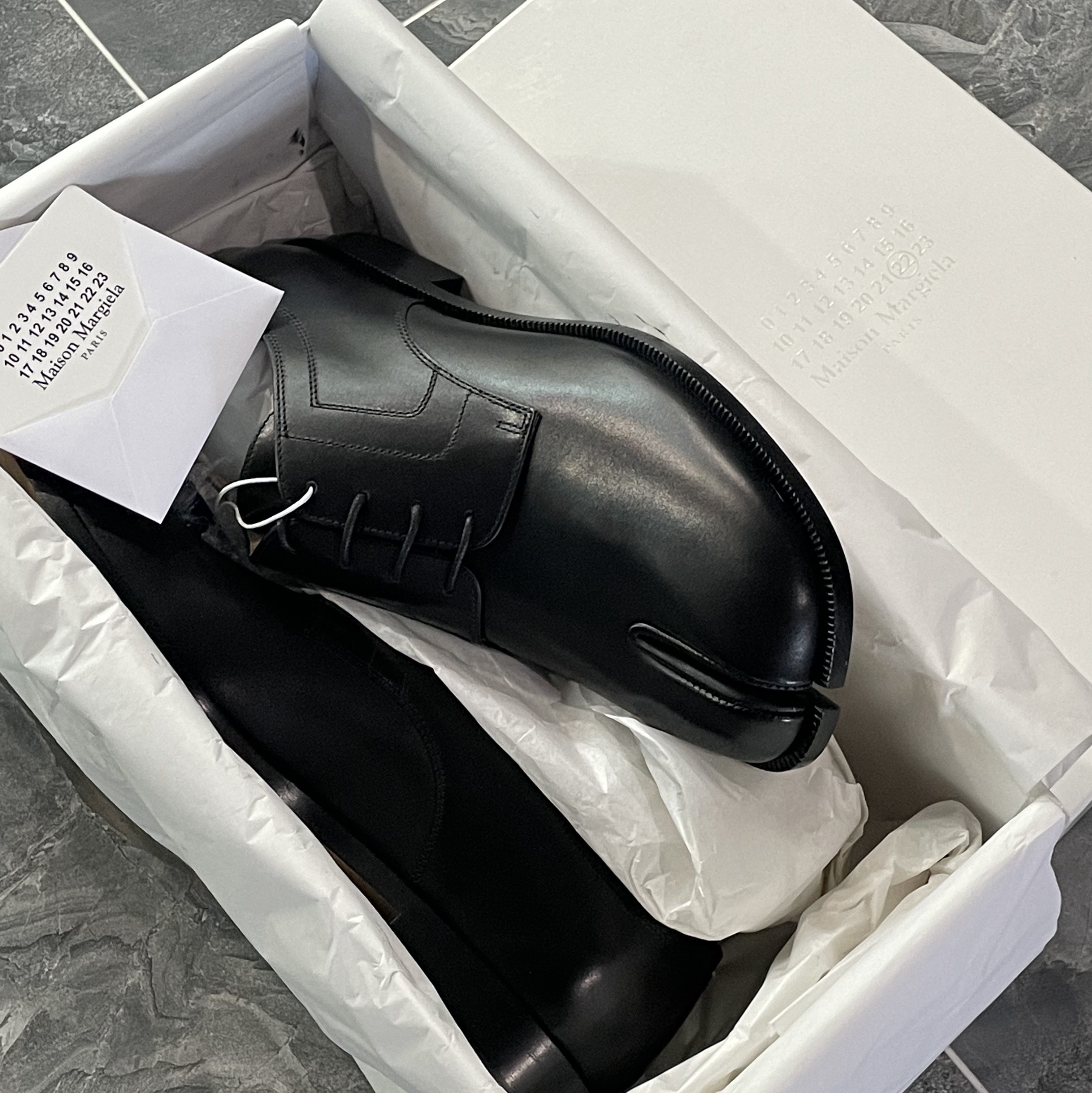 Maison Margiela Tabi Rubber Brogues Black 착용 스타일