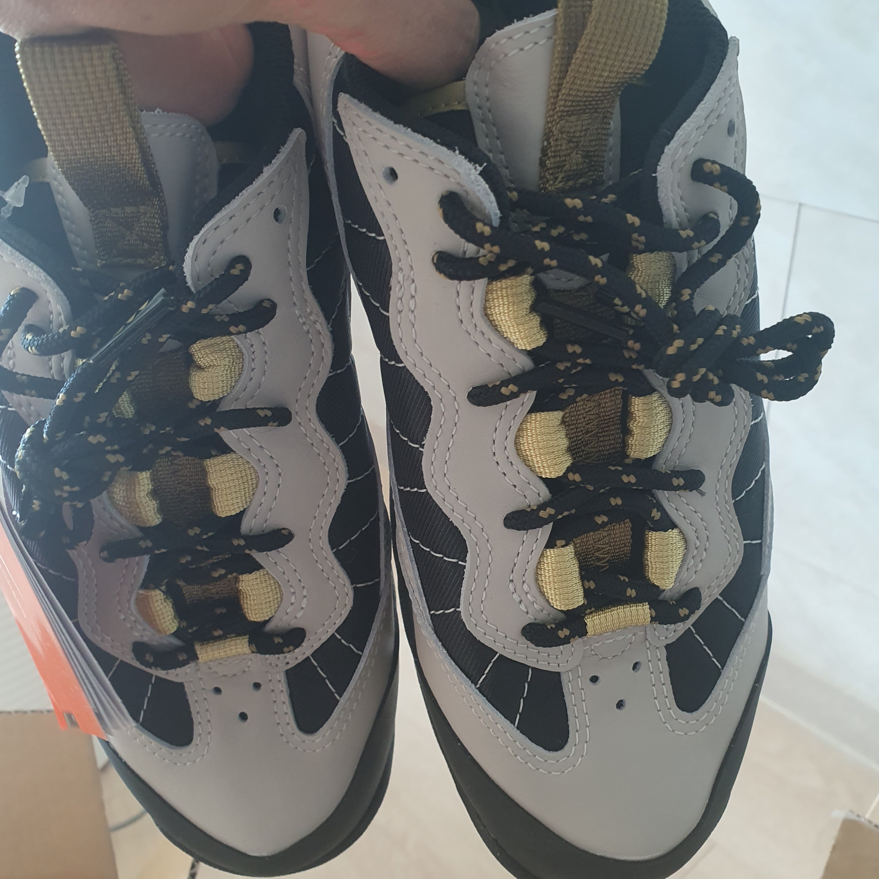 Nike ACG Air Mada Black and Celery Light Bone 착용 스타일 - 3