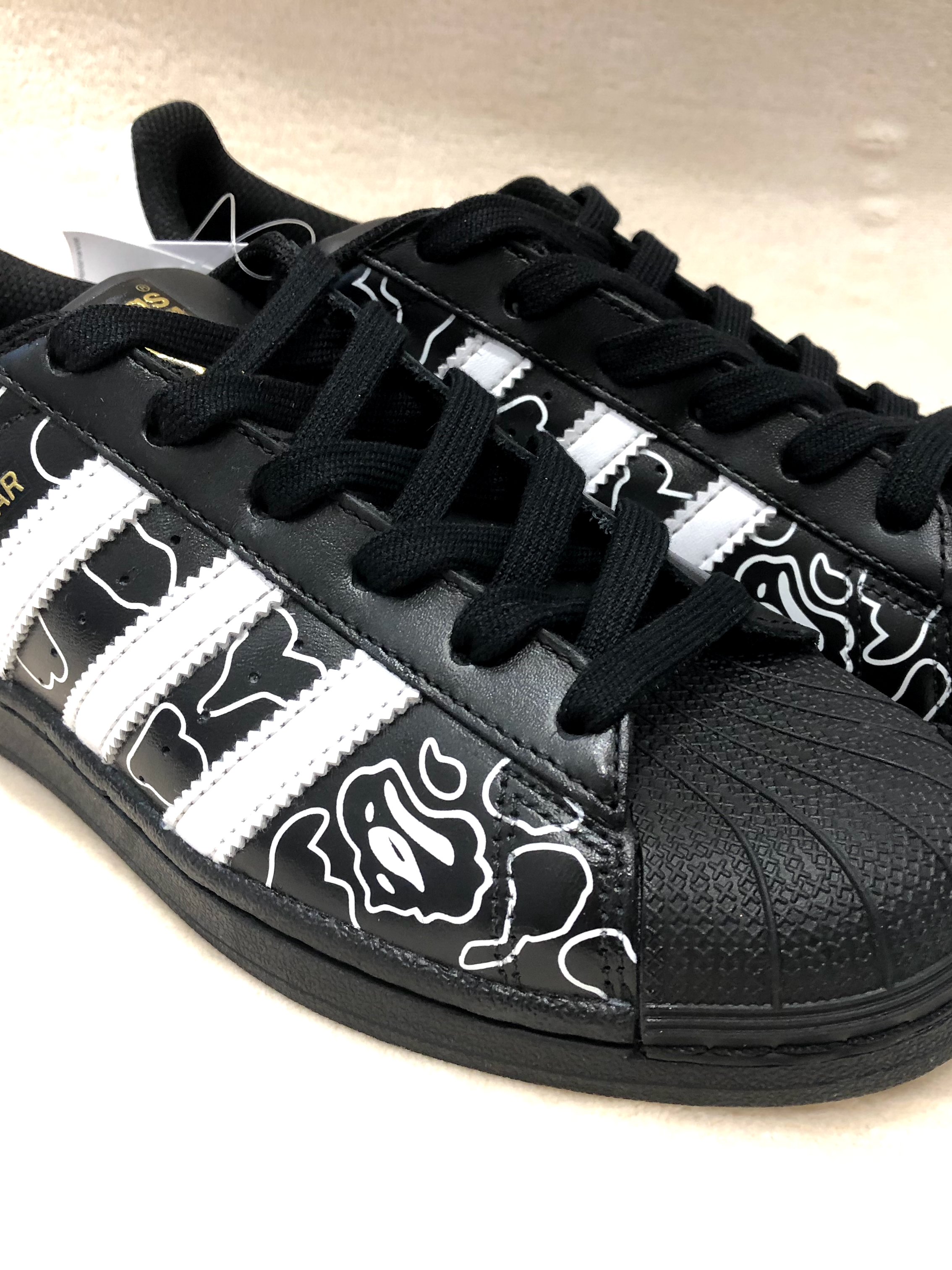 Adidas Superstar Core Black White, Adidas Superstar 82 Black White 착용 스타일 - 2