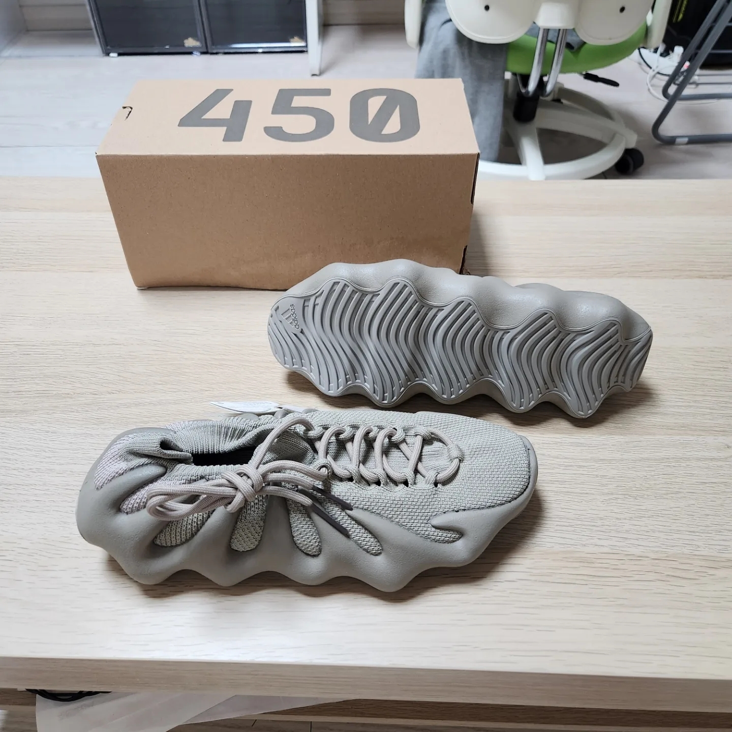 Adidas Yeezy 450 Stone Flax 착용 스타일 - 3