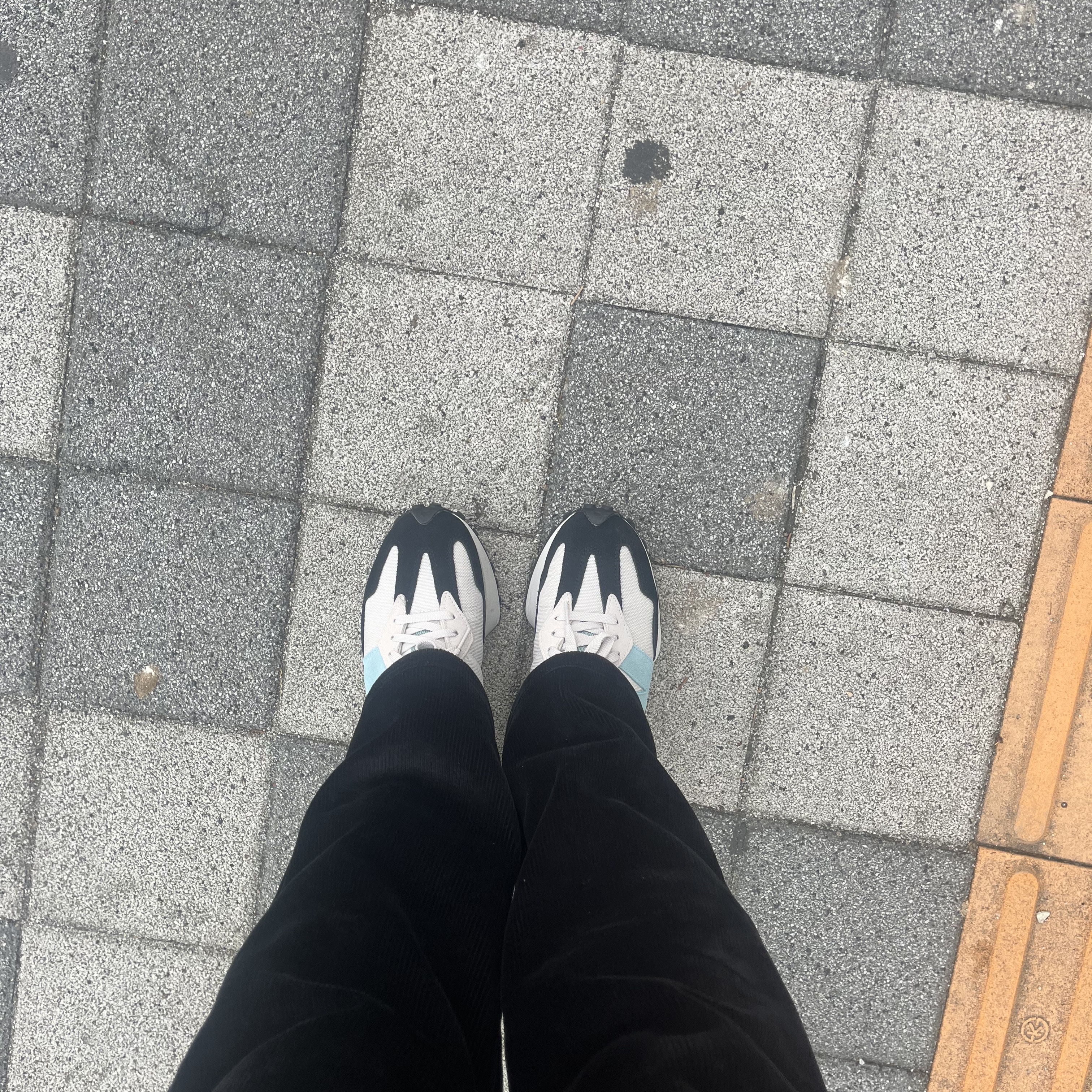 New Balance 327 Moonbeam Blue 착용 스타일 - 1