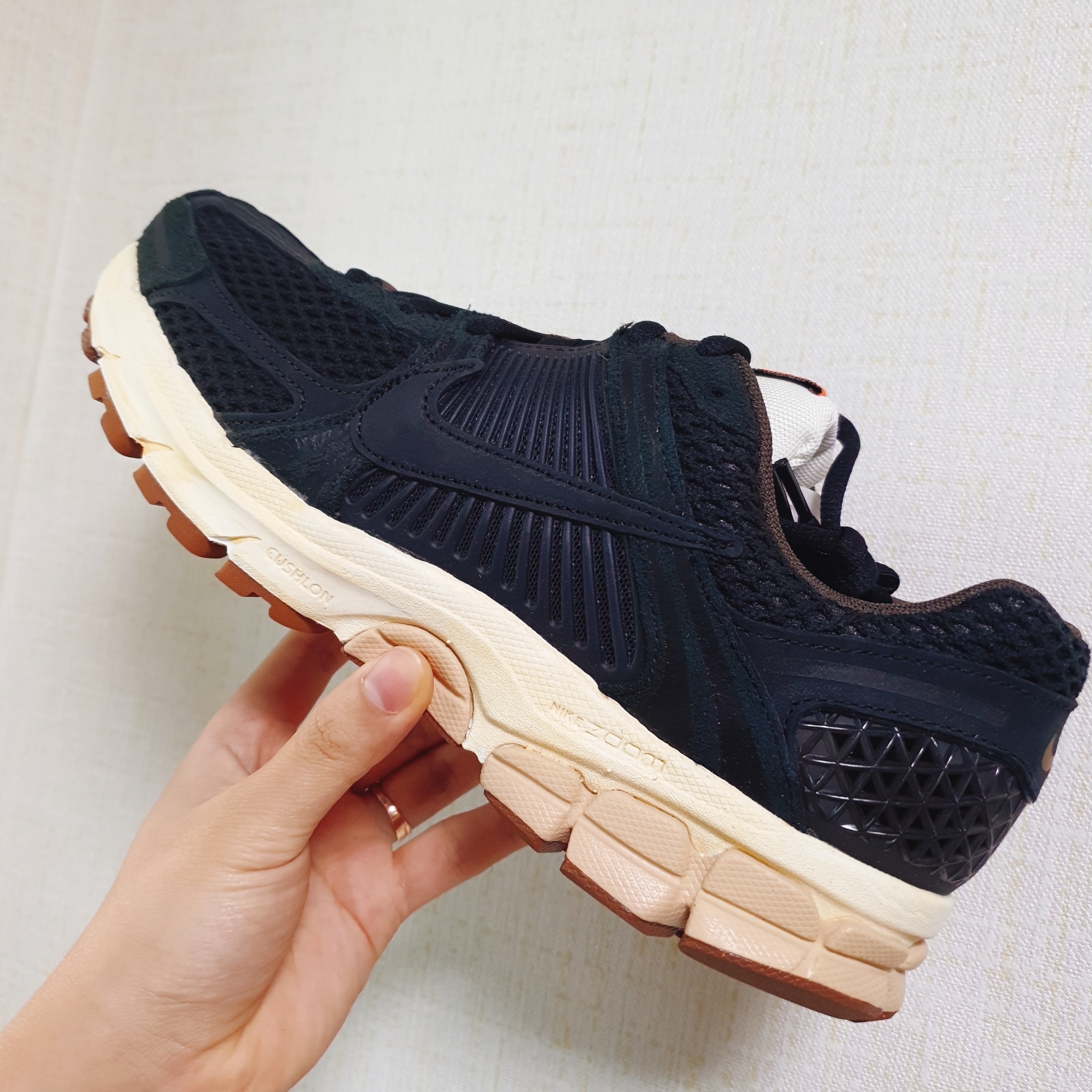 (W) Nike Zoom Vomero 5 Black 착용 스타일