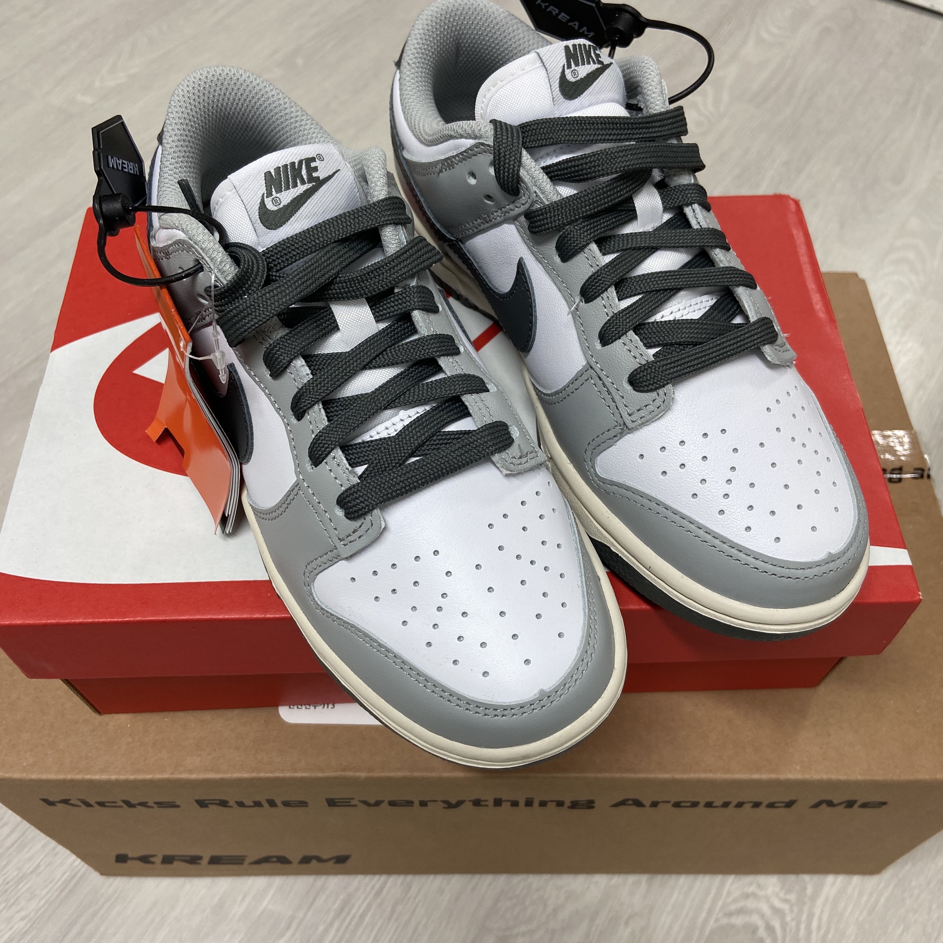 (W) Nike Dunk Low Light Smoke Grey 착용 스타일 - 1