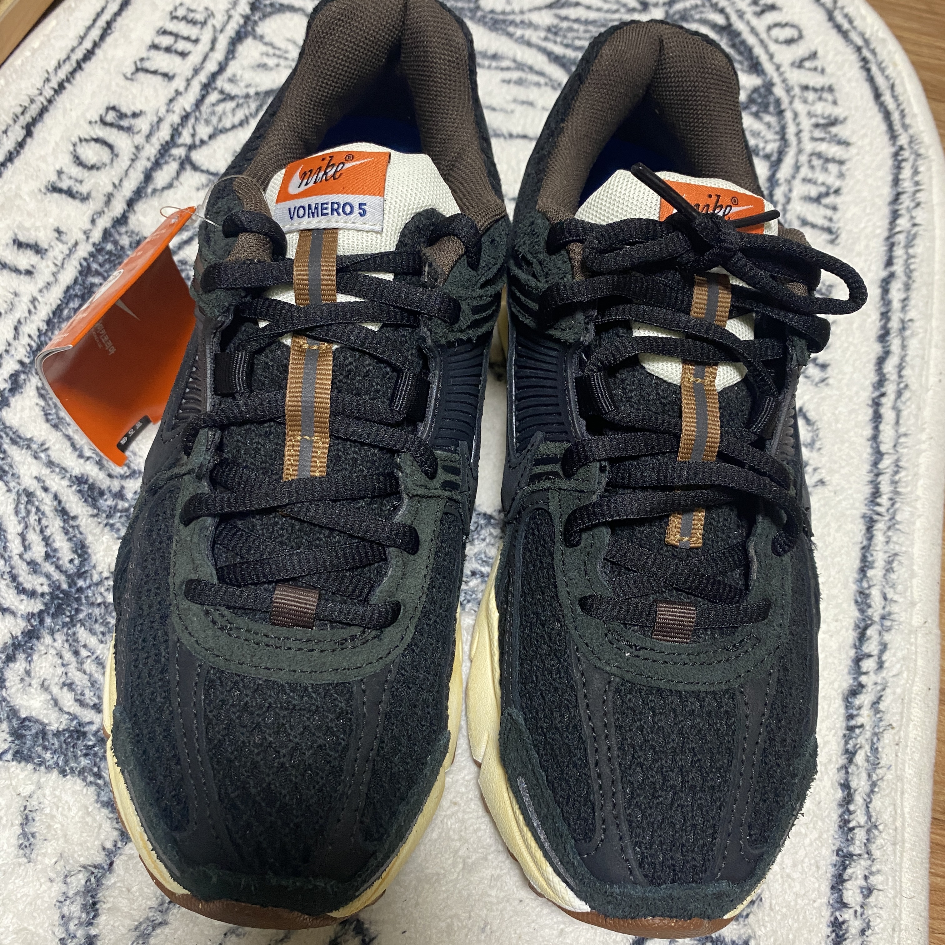 (W) Nike Zoom Vomero 5 Black 착용 스타일 - 1