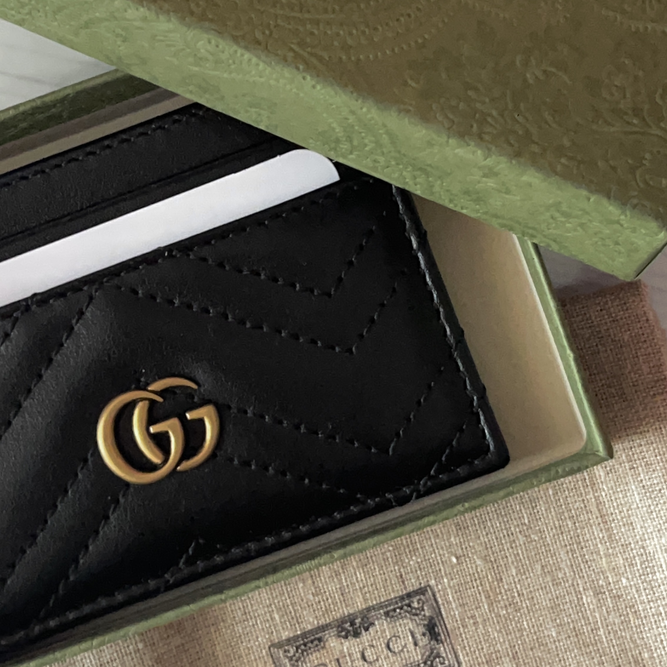 Gucci GG Marmont Card Case Black 착용 스타일