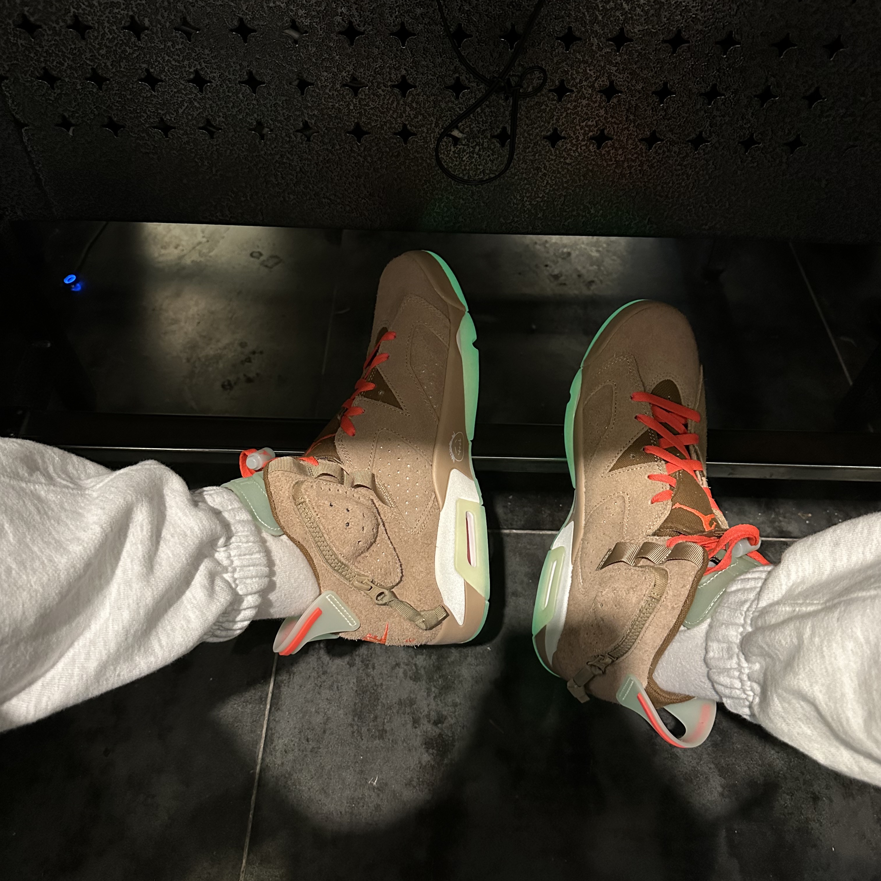 Jordan 6 x Travis Scott Retro SP British Khaki 착용 스타일 - 2
