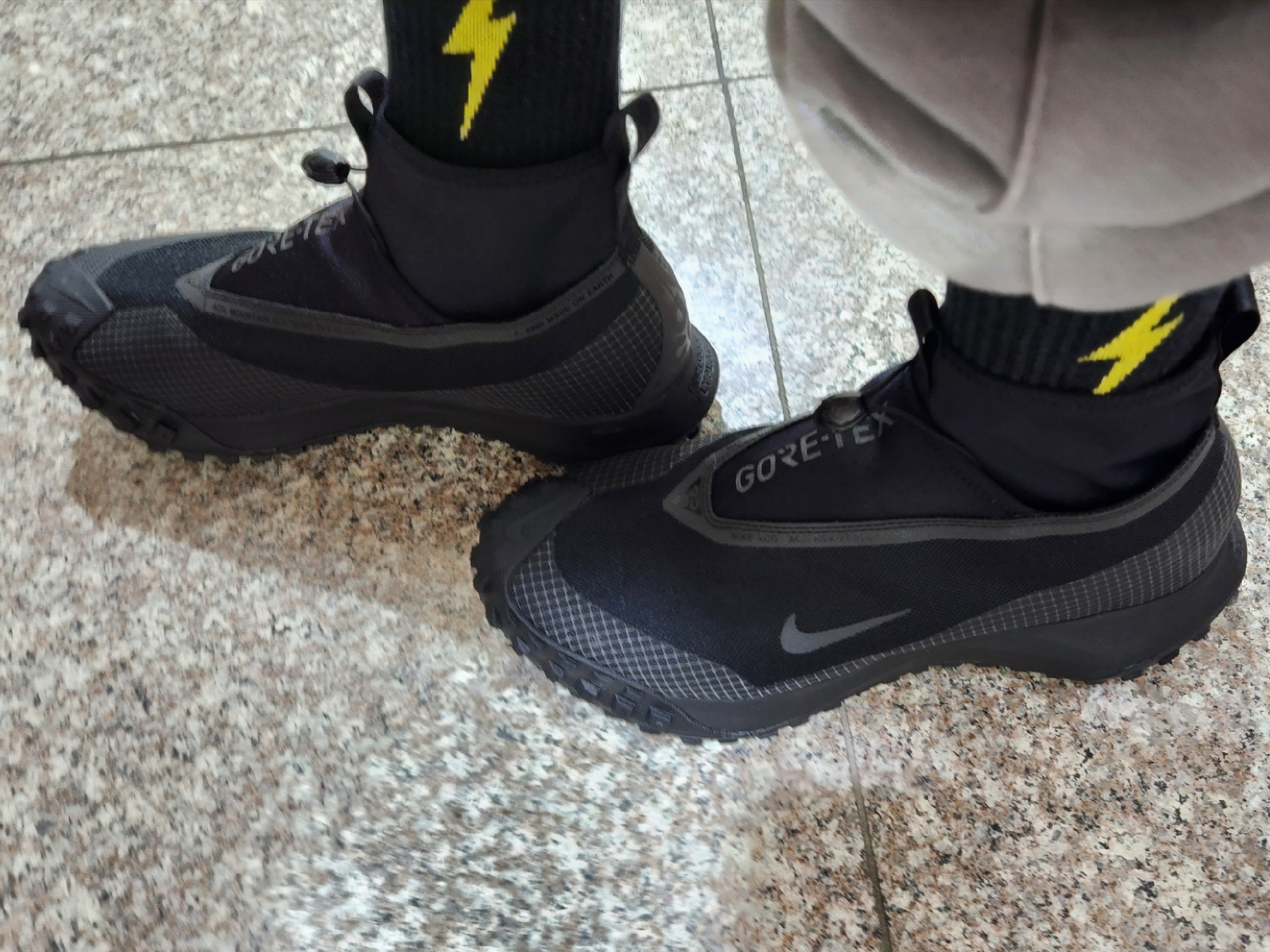 Nike ACG Mountain Fly Gore-Tex Black and Dark Grey 착용 스타일 - 3