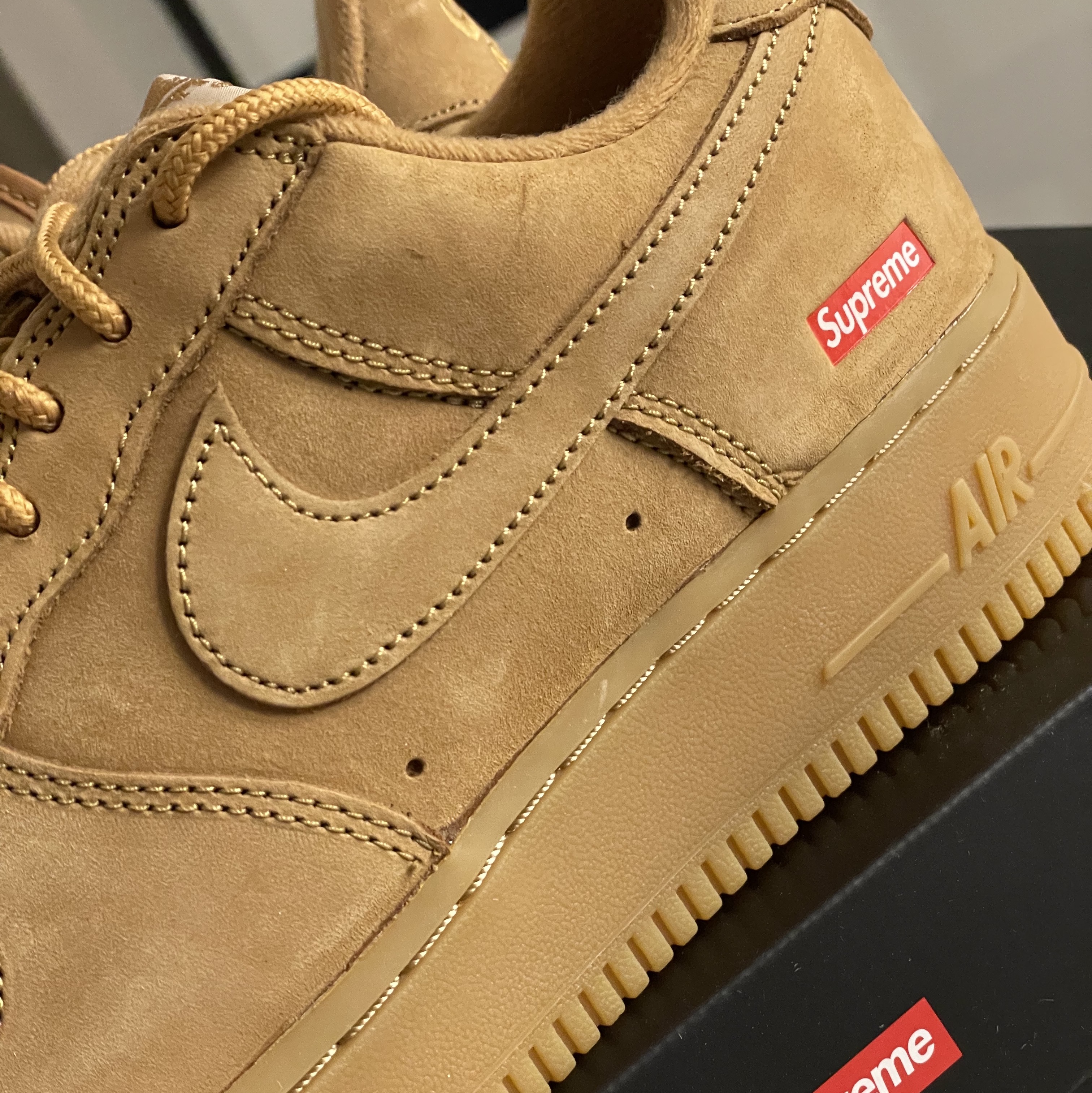 Nike x Supreme Air Force 1 Low Flax 착용 스타일 - 1