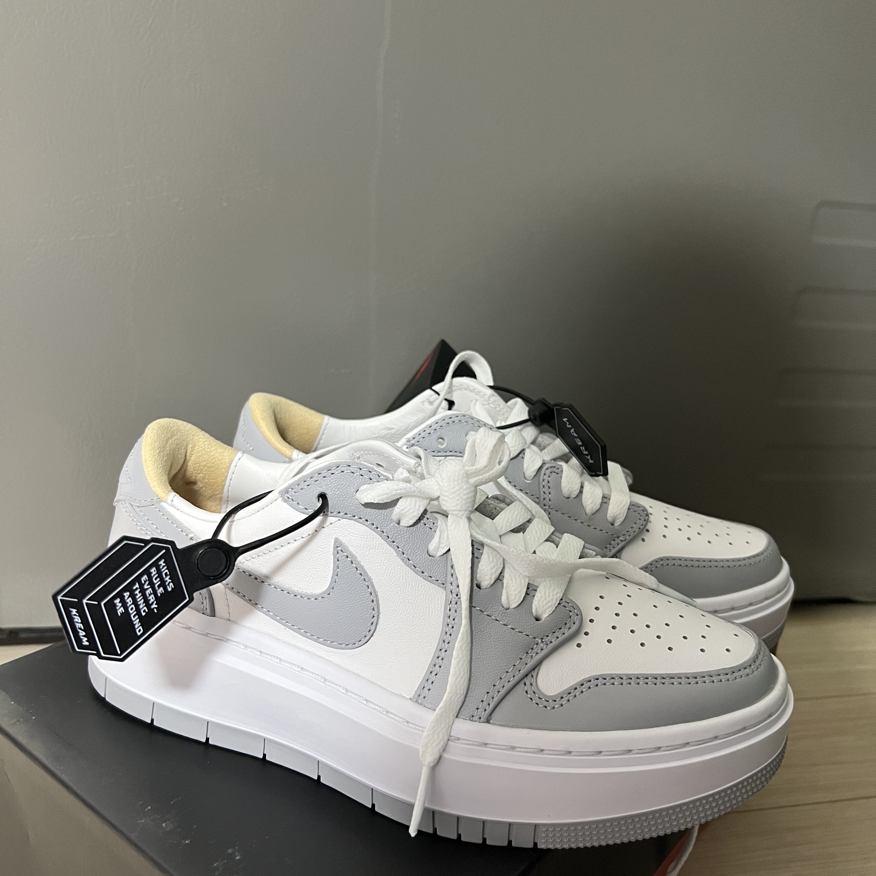 (W) Jordan 1 Elevate Low White and Wolf Grey 착용 스타일