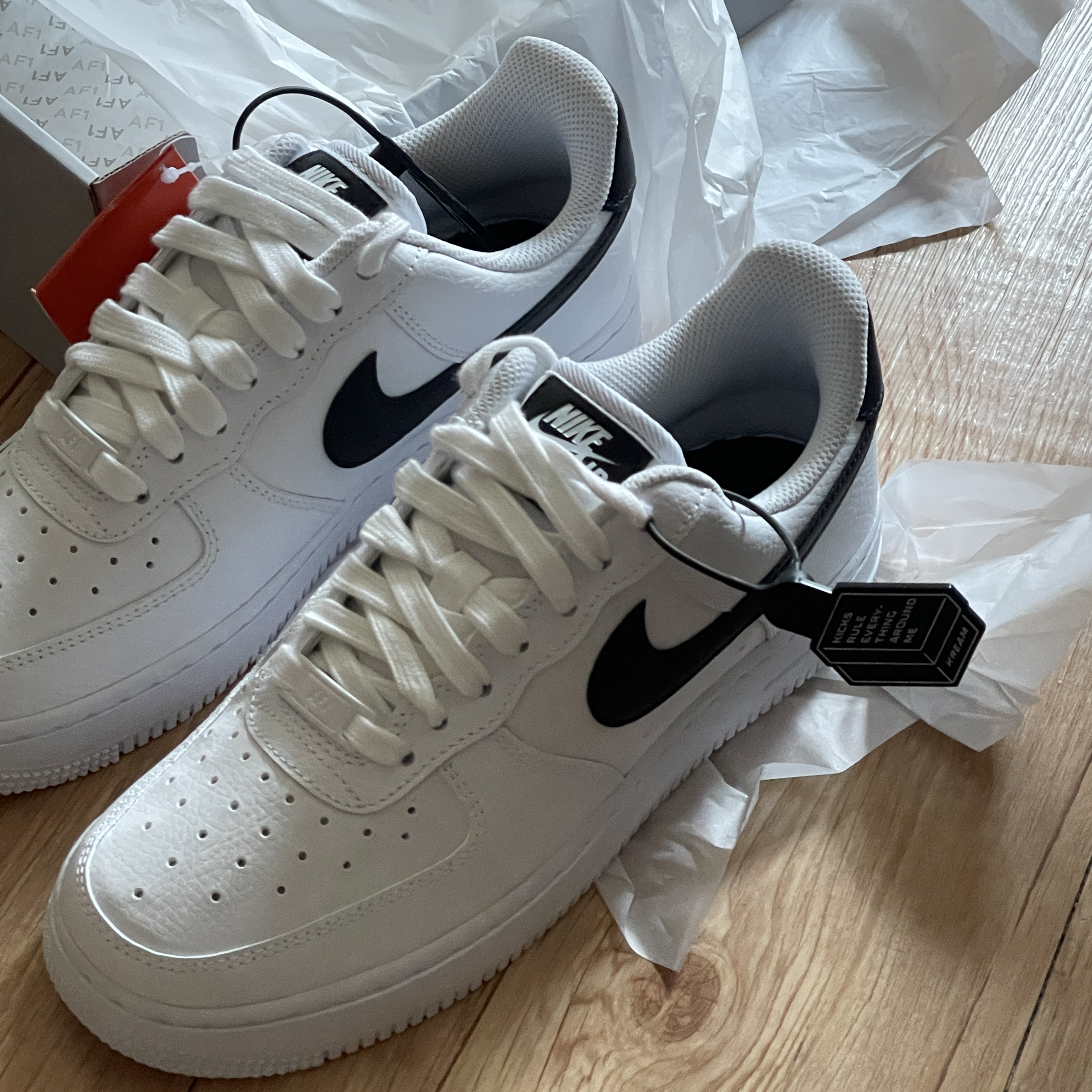 (W) Nike Air Force 1 '07 White Black 착용 스타일 - 2