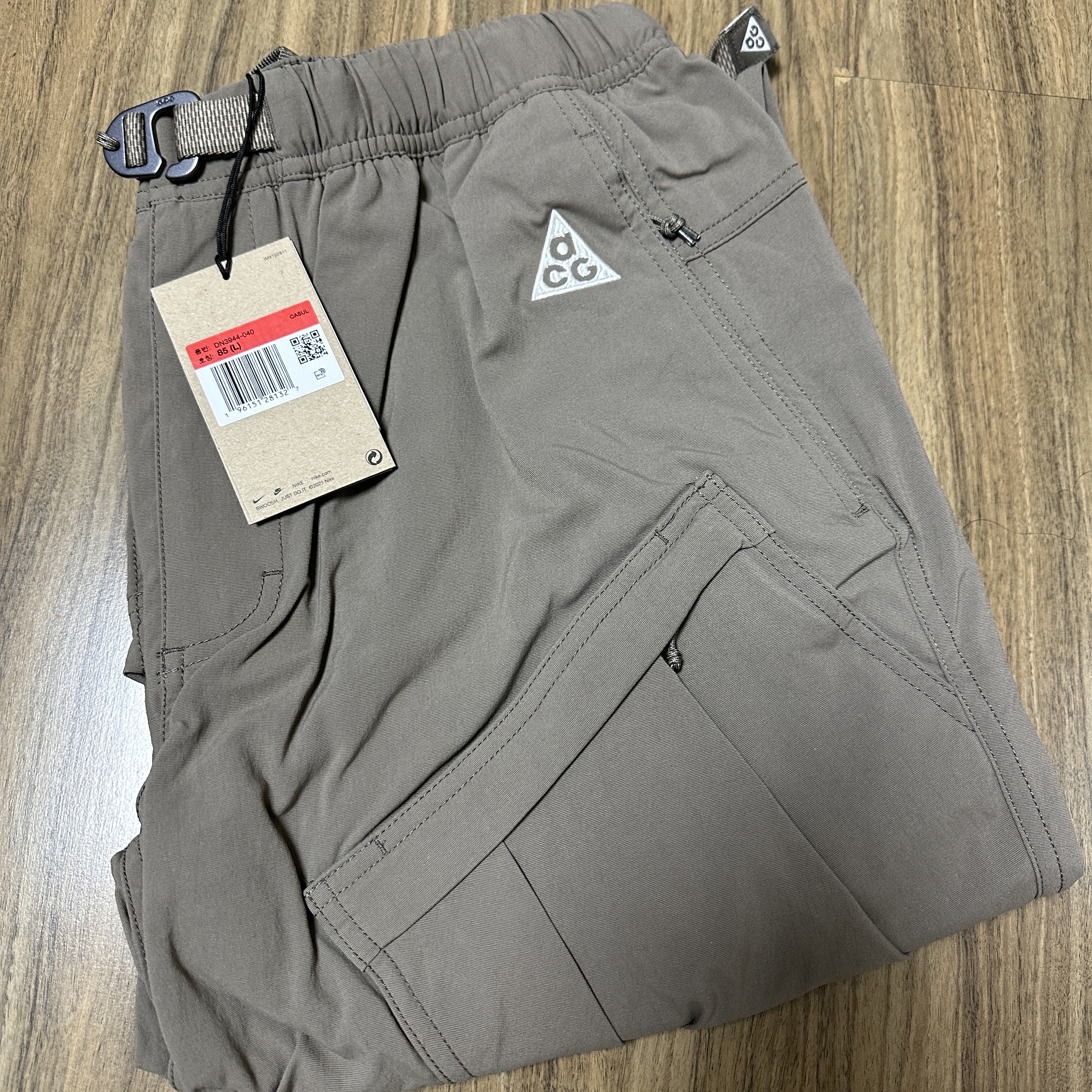 Nike ACG Smith Summit Cargo Pants Olive Grey - Asia, Nike ACG Heritage 86 Cap Black Light Smoke Grey 착용 스타일 - 2