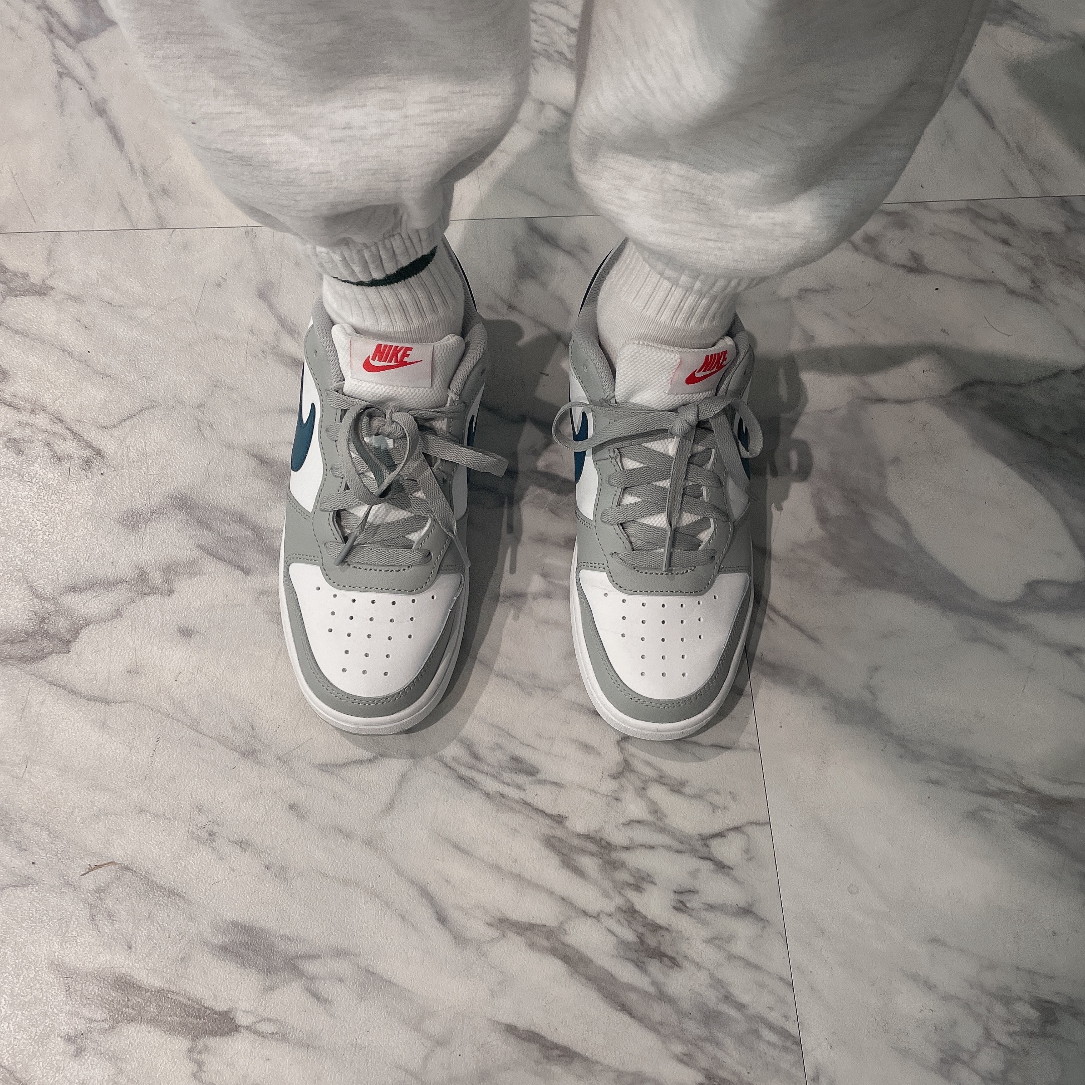 (GS) Nike Court Borough Low 2 Light Smoke Grey 착용 스타일 - 1