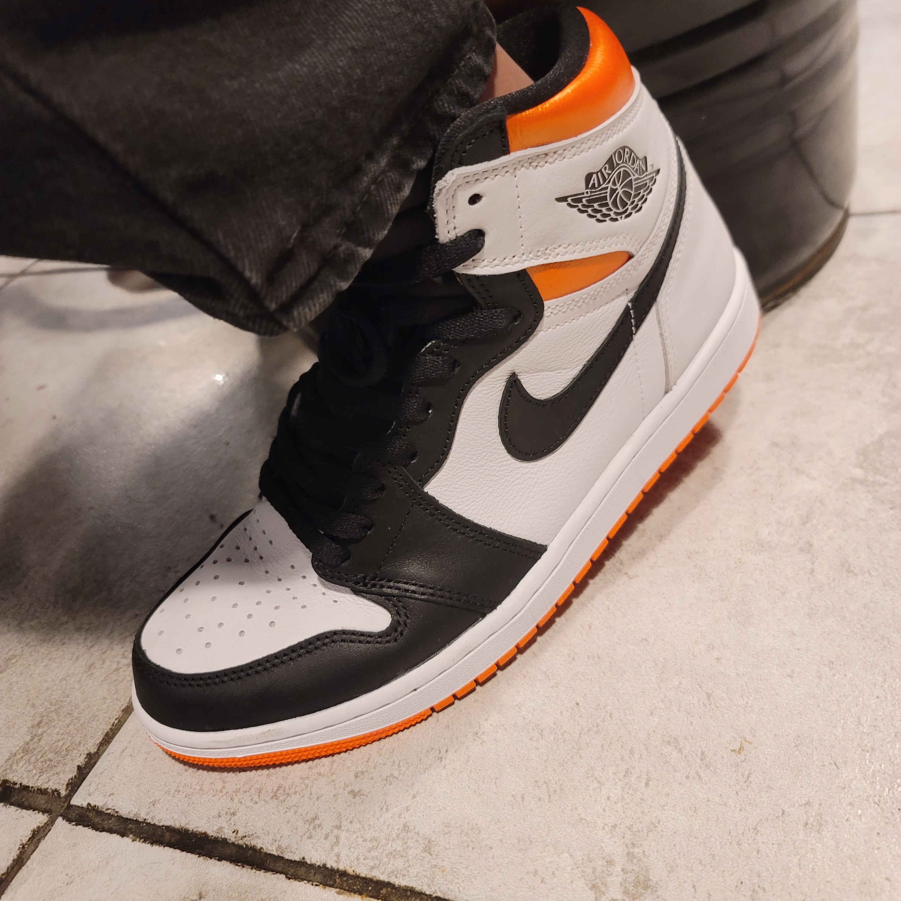 Jordan 1 Retro High OG Electro Orange 착용 스타일