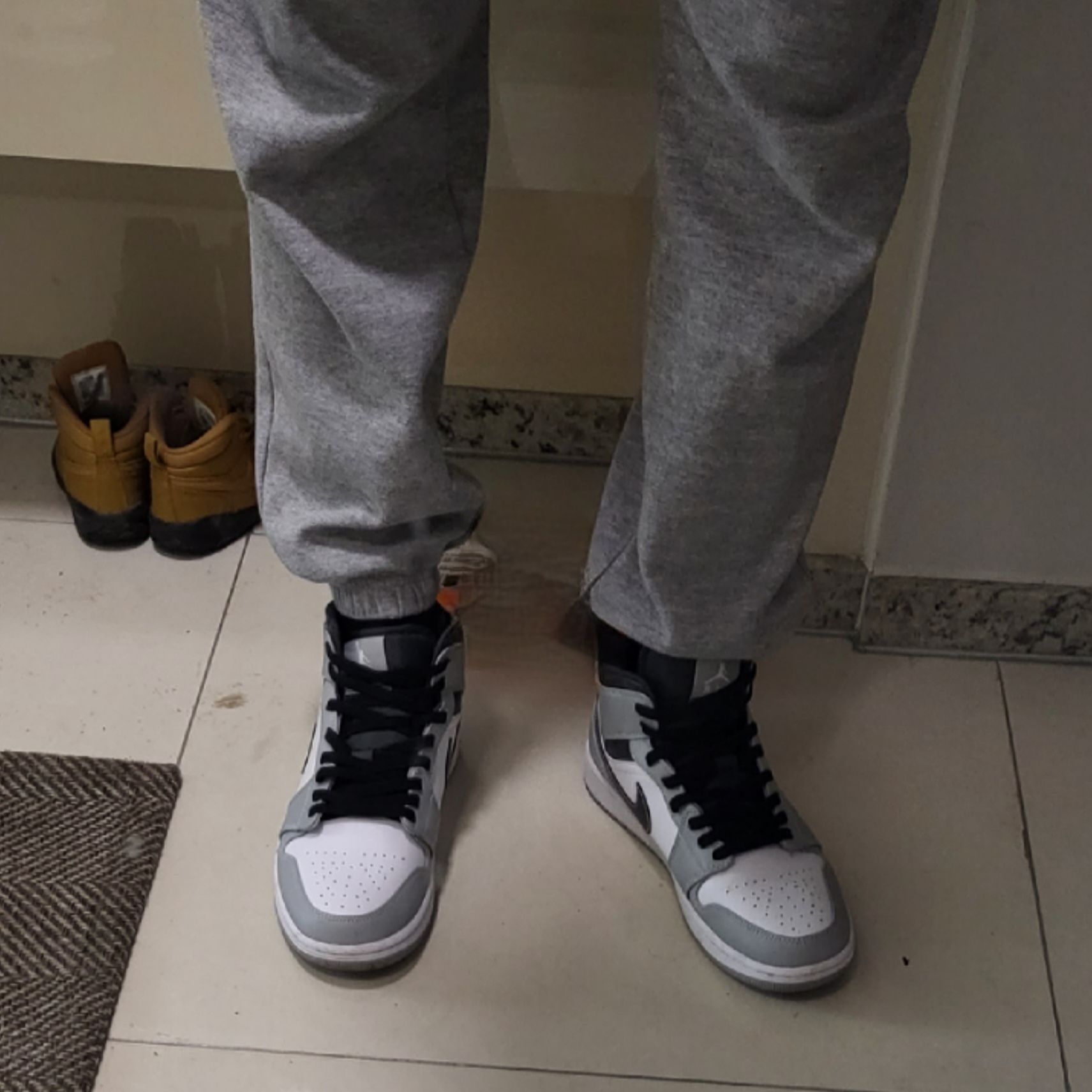 Jordan 1 Mid Light Smoke Grey Anthracite 착용 스타일