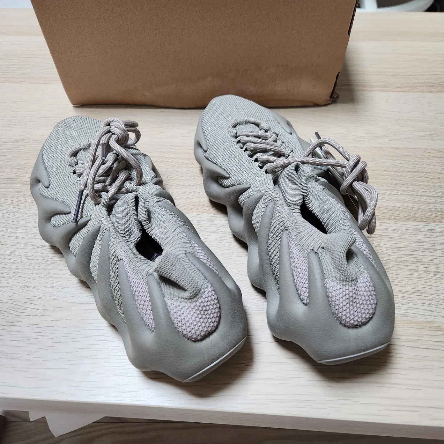 Adidas Yeezy 450 Stone Flax 착용 스타일 - 1