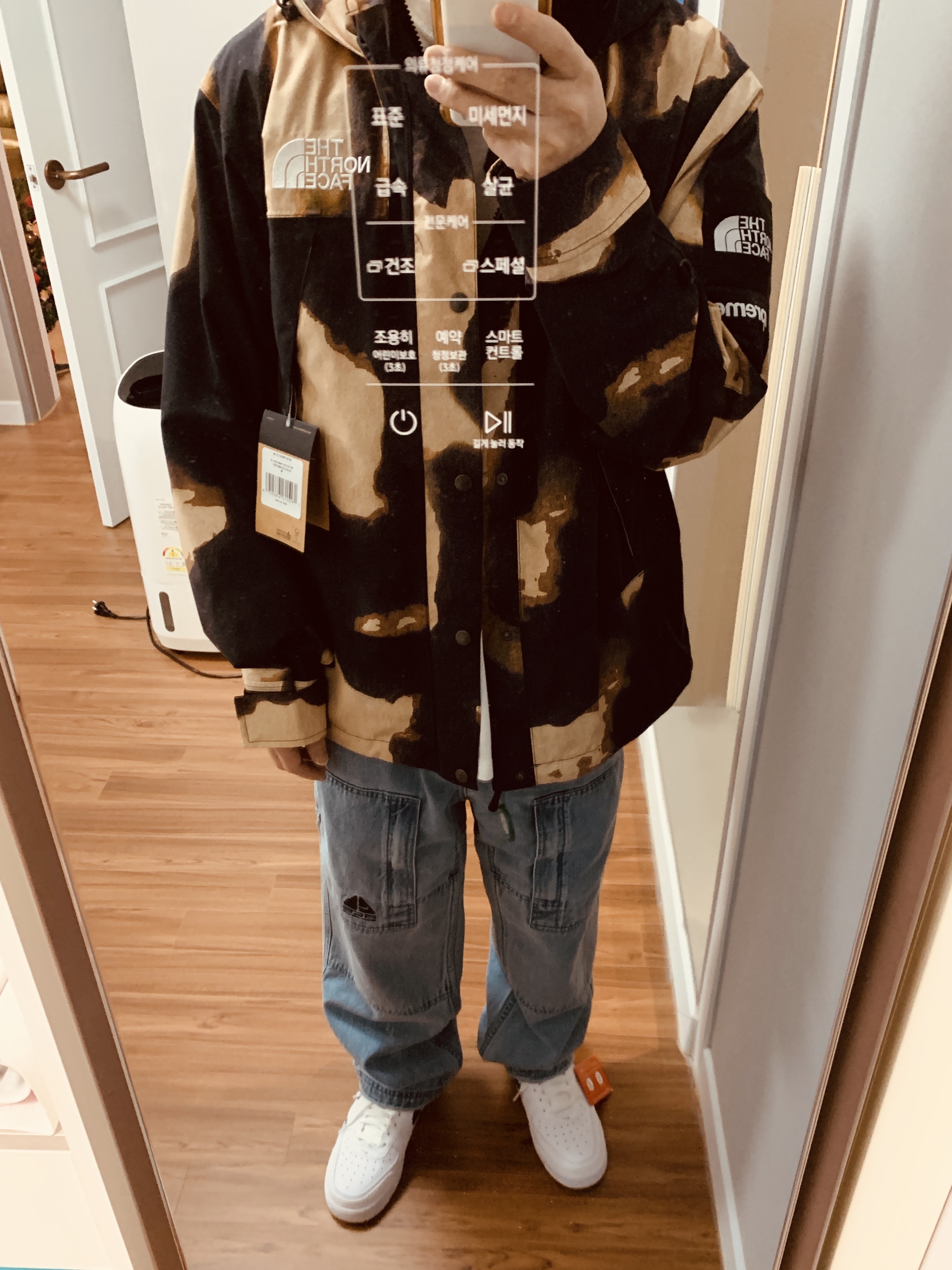 Supreme x The North Face Bleached Denim Print Mountain Jacket Black - 21FW 착용 스타일