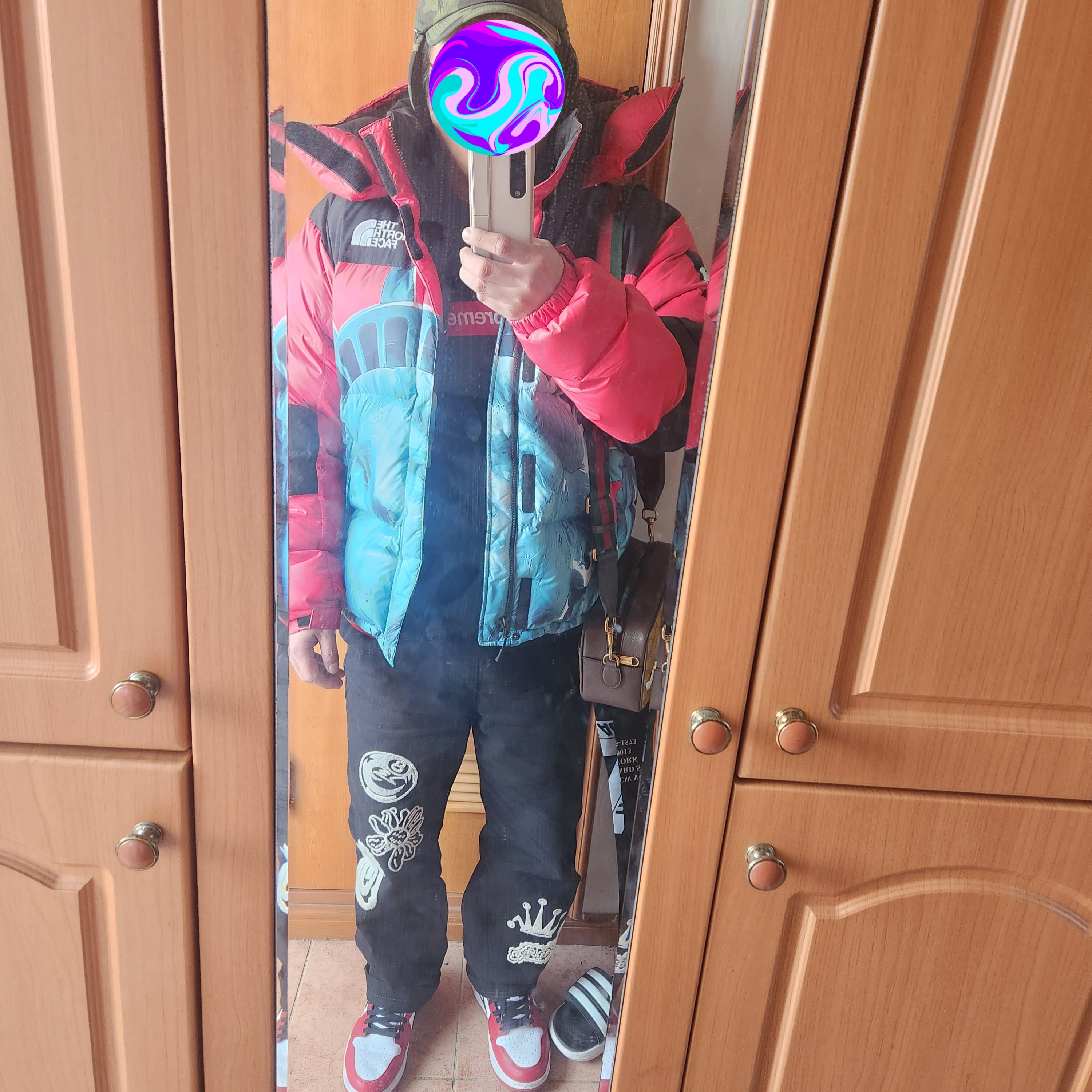 Supreme Box Logo Crewneck Black - 22FW, Supreme x The North Face Statue of Liberty Baltoro Jacket Red - 19FW 착용 스타일 - 3