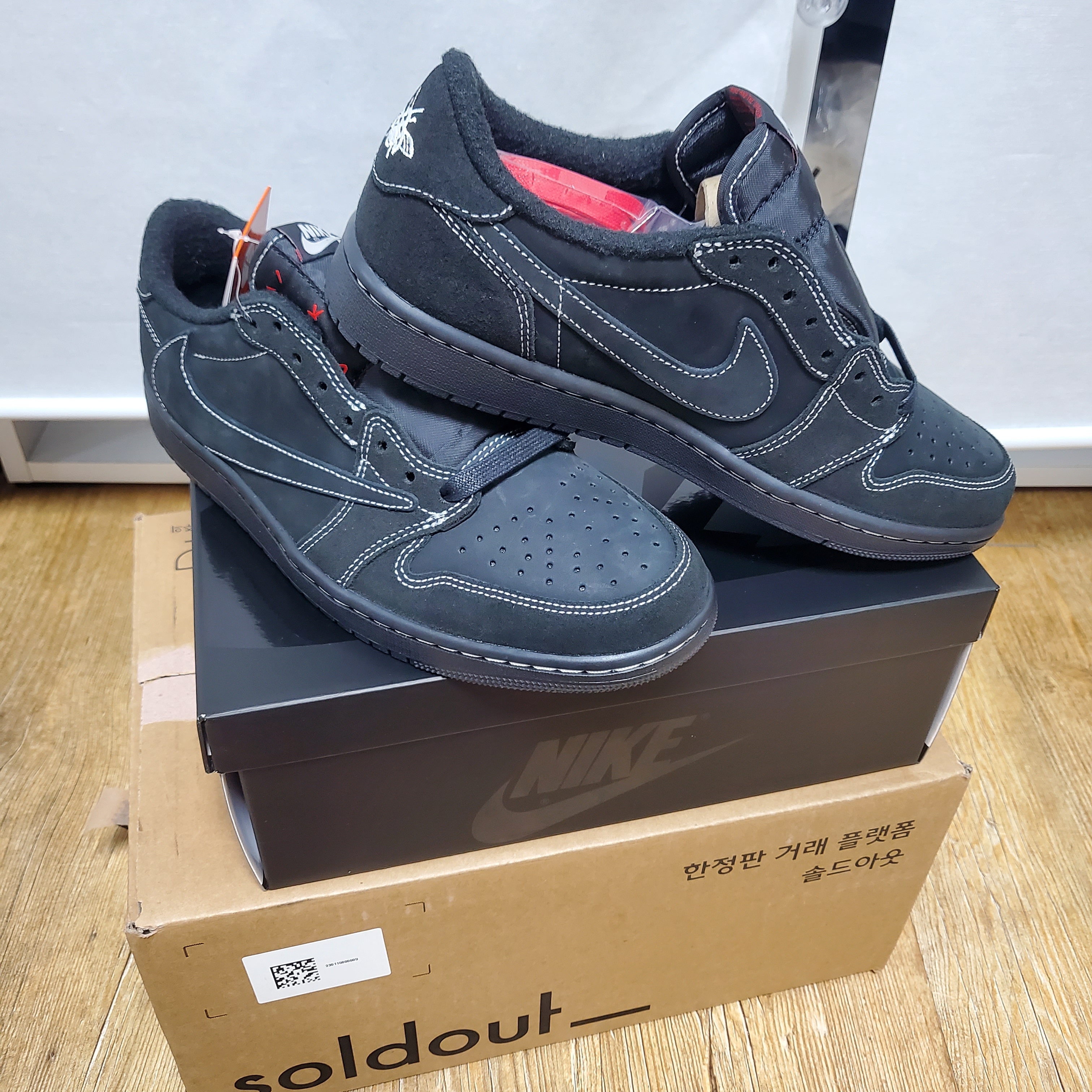 Jordan 1 x Travis Scott Retro Low OG SP Black Phantom 착용 스타일 - 2