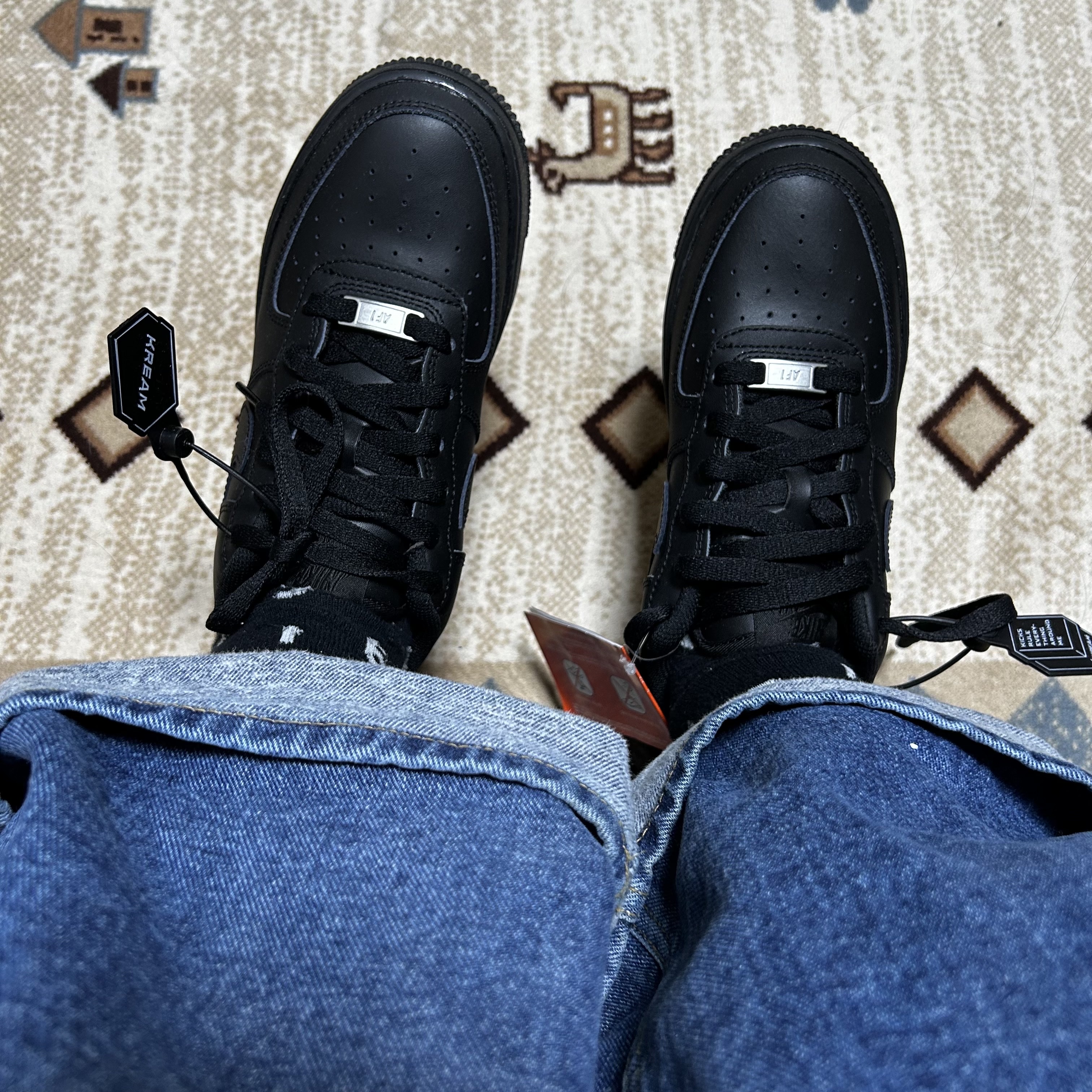 (GS) Nike Air Force 1 LE Black 착용 스타일 - 3