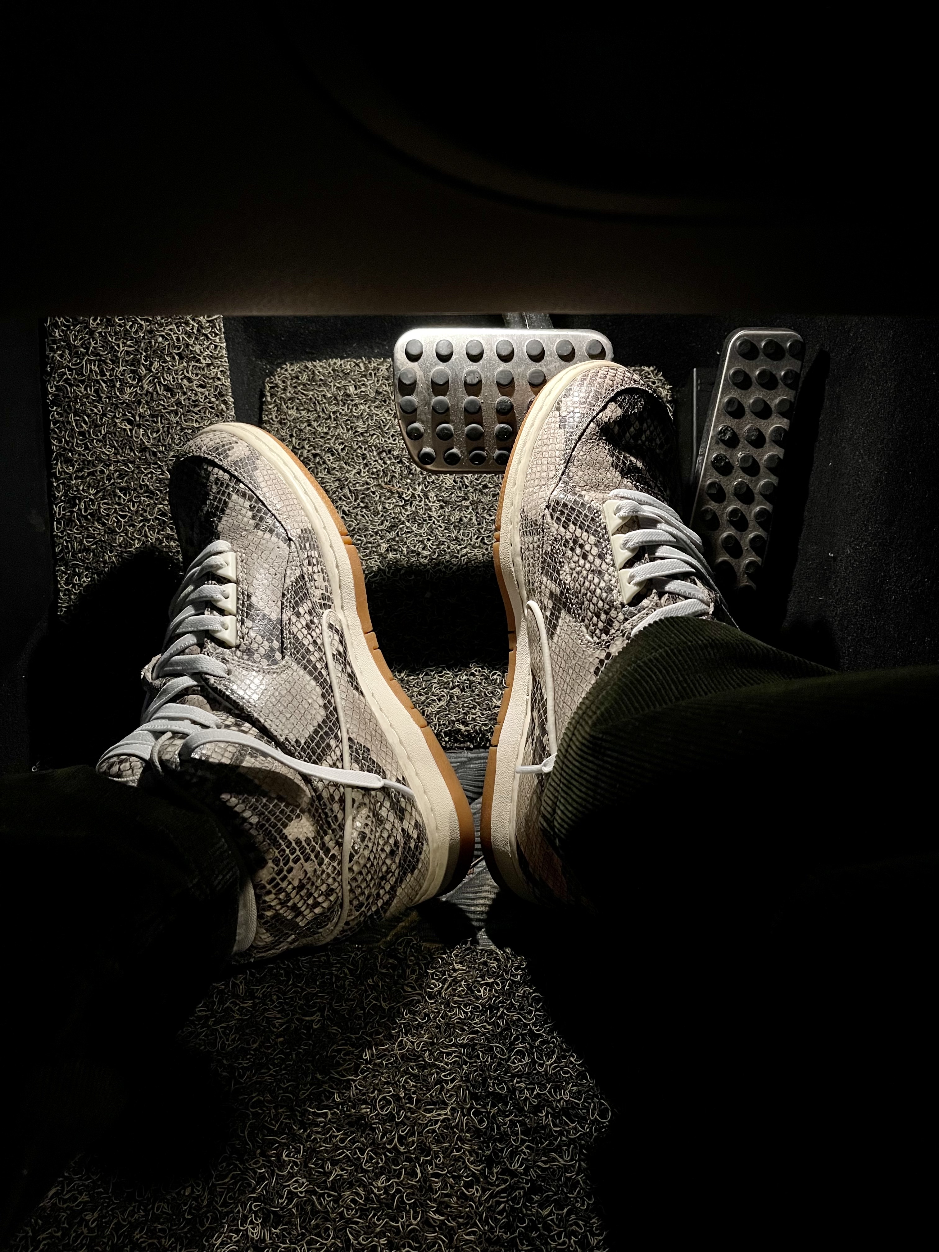 Nike Air Python Premium Brown Snake Gum 착용 스타일 - 2