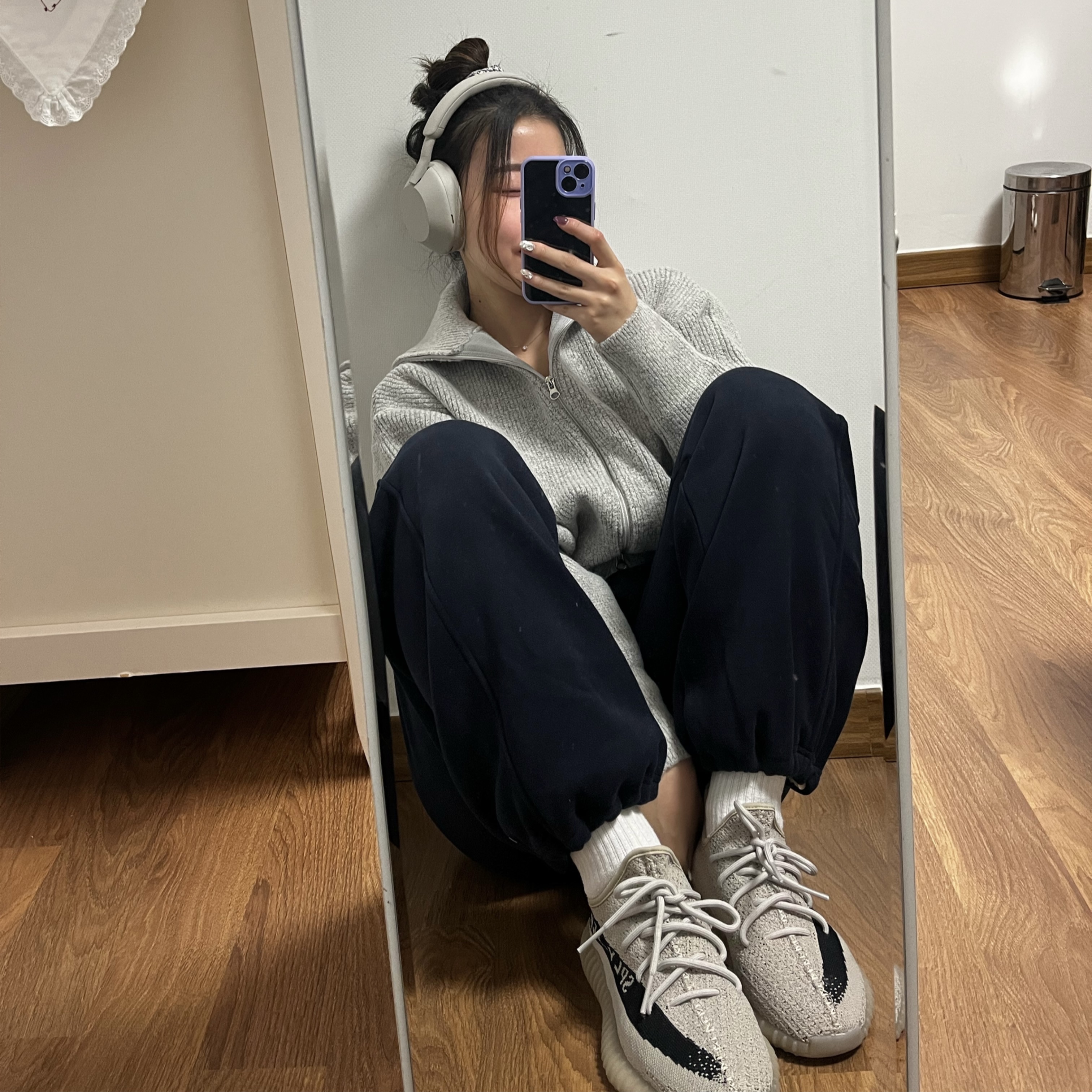 Adidas Yeezy Boost 350 V2 Slate Core Black 2022/2023, Sony WH-1000XM5 Silver (Korean Ver.) 착용 스타일
