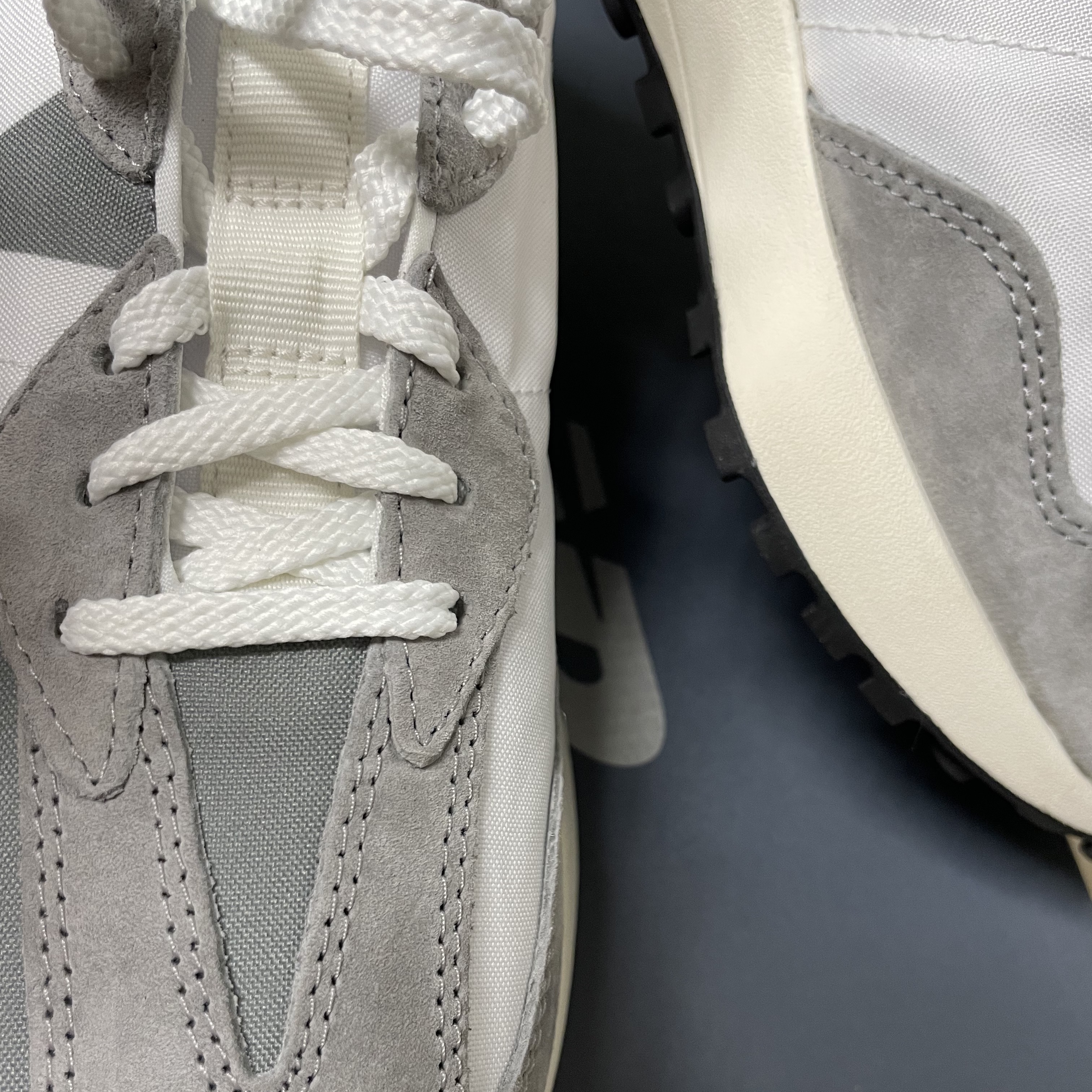 New Balance 327 Grey 착용 스타일