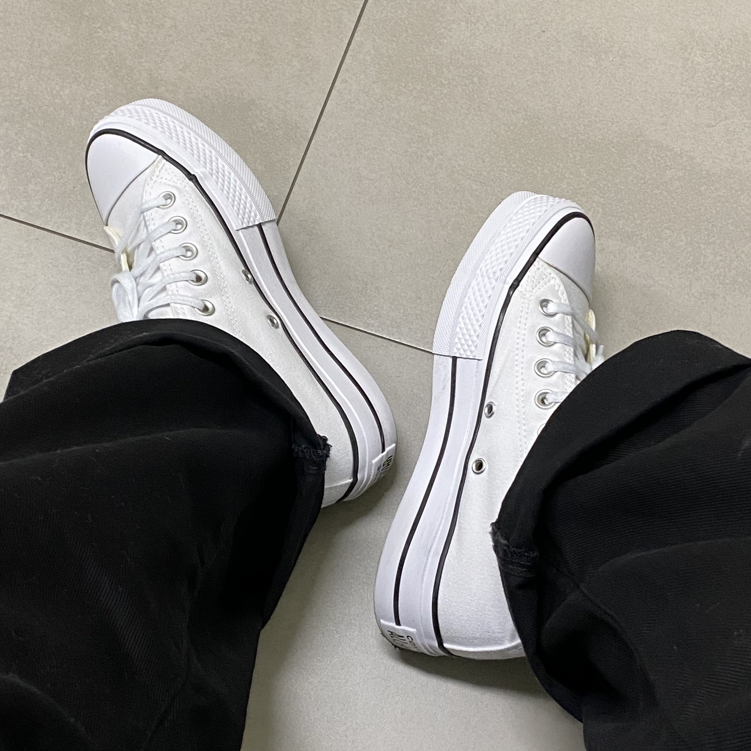 (W) Converse Chuck Taylor All Star Lift Ox White Black 착용 스타일 - 2