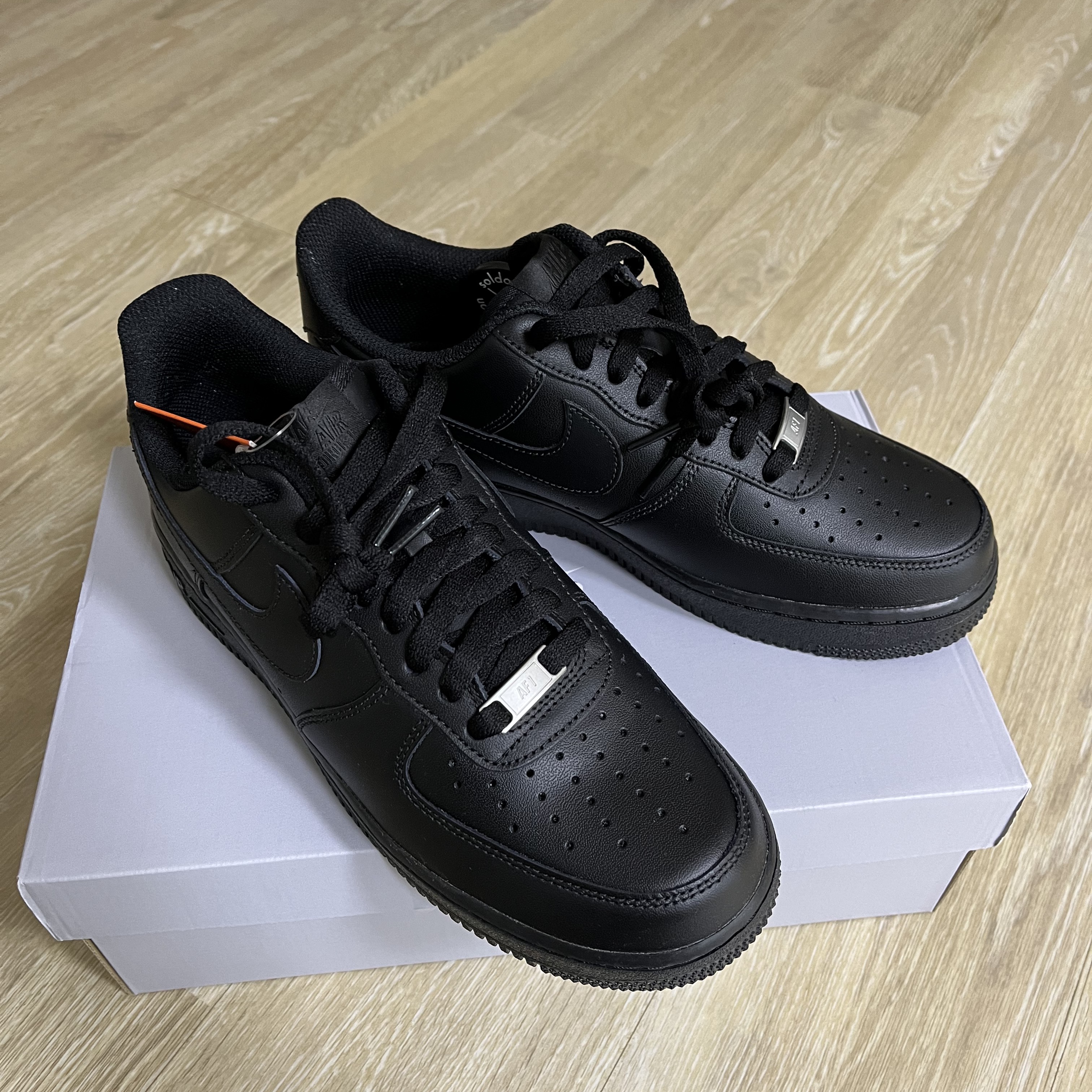 Nike Air Force 1 '07 Low Triple Black 착용 스타일