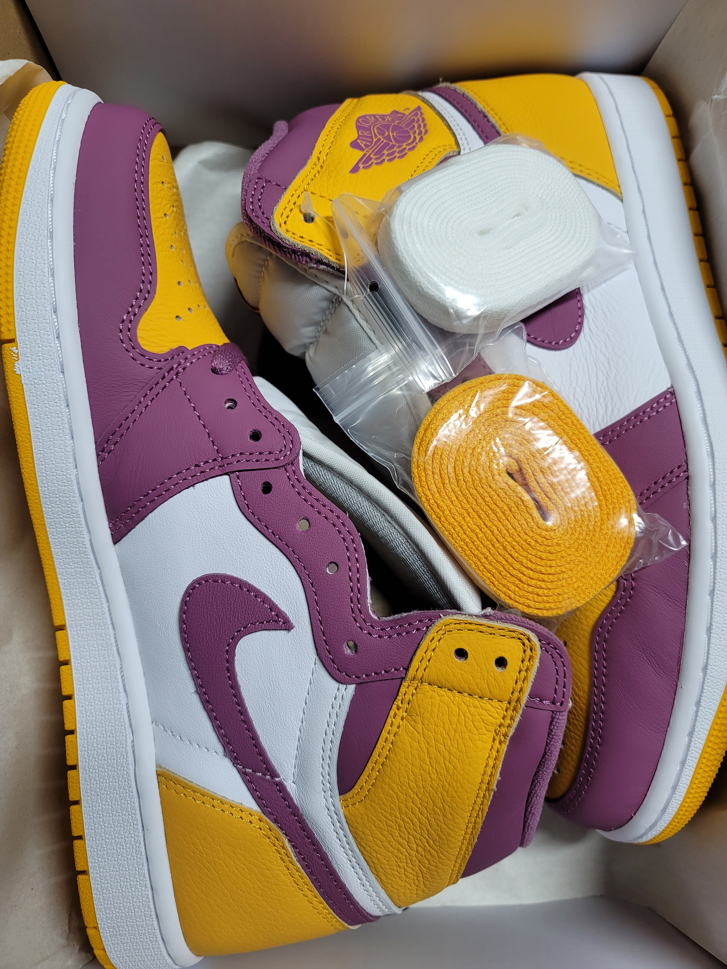 Jordan 1 Retro High OG Taxi, Jordan 1 Retro High OG University Gold Light Bordeaux 착용 스타일 - 2