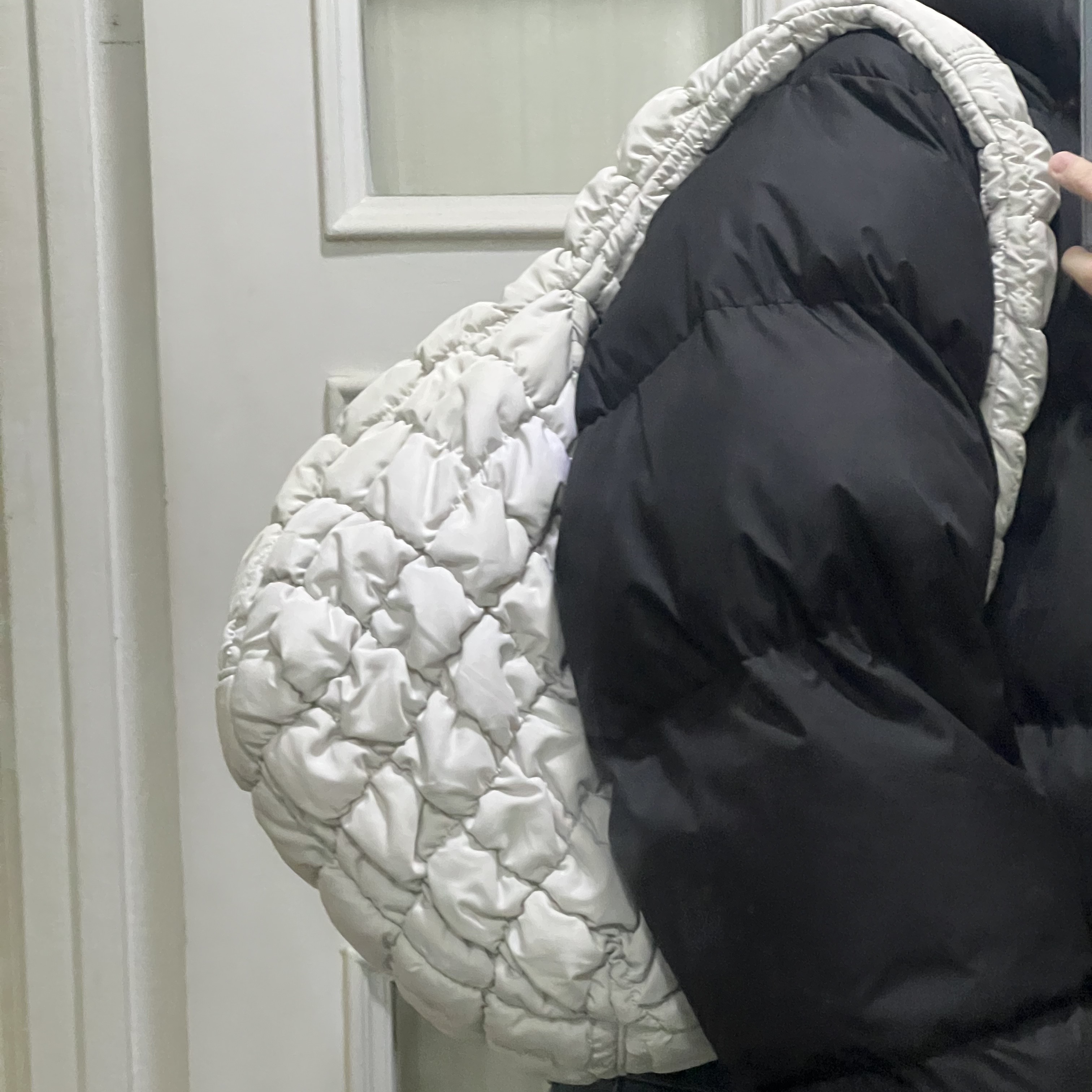 COS Quilted Mini Bag Light Grey 착용 스타일