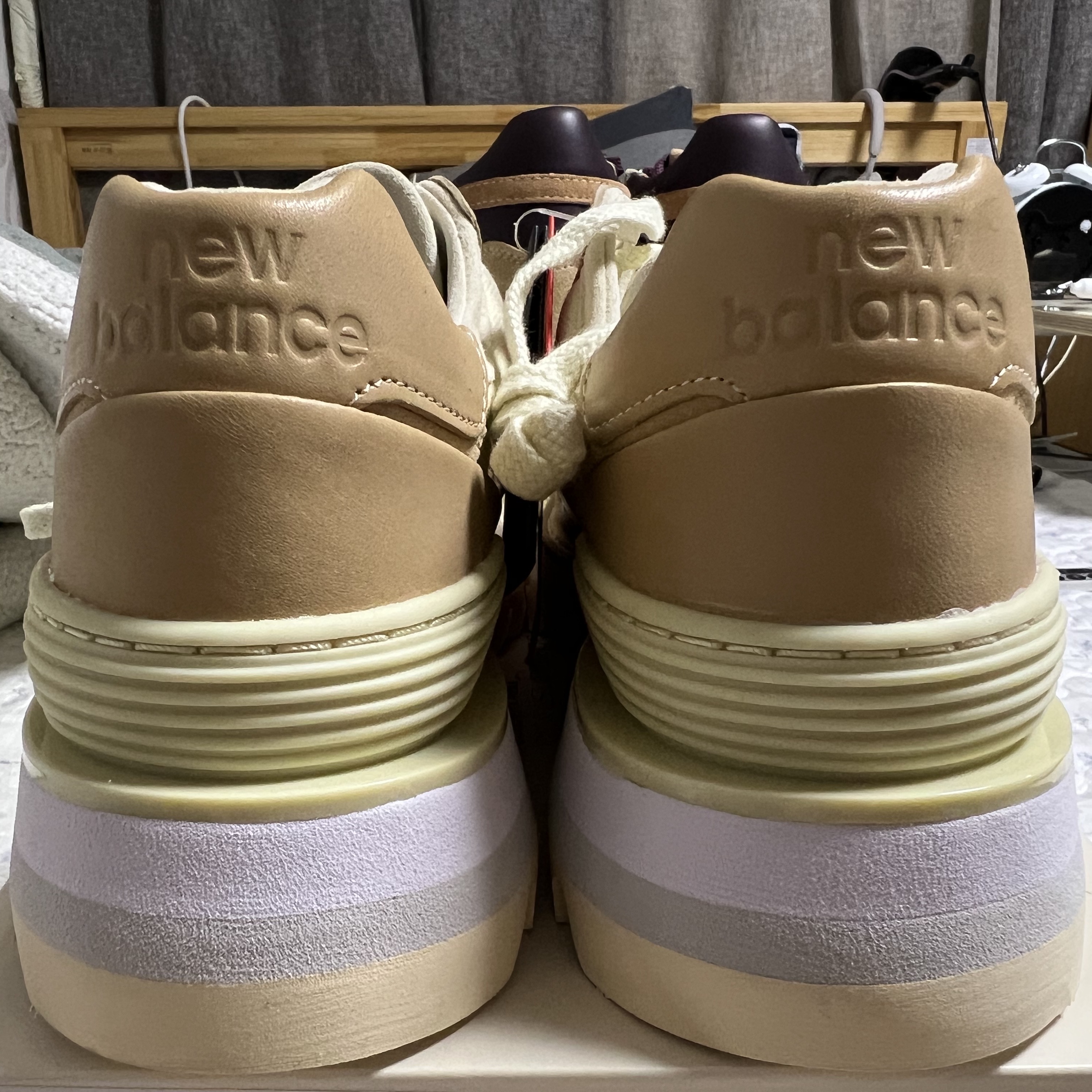 New Balance x Tokyo Design Studio 574 Vachetta Tan 착용 스타일 - 3