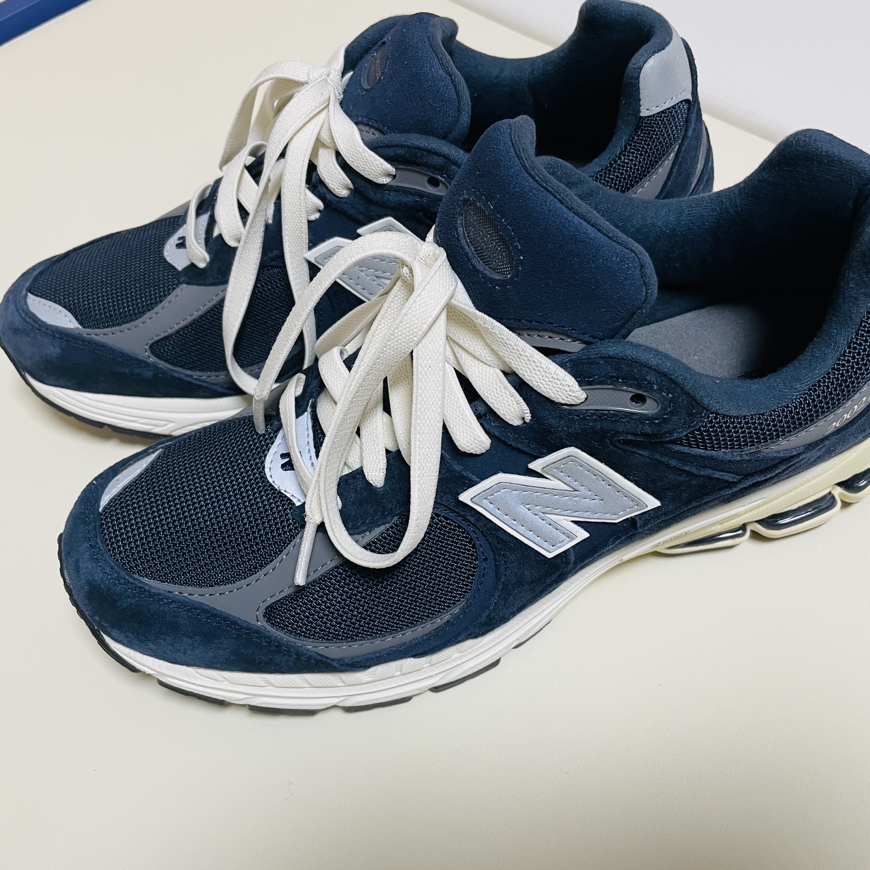 New Balance 2002R Eclipse Castlerock 착용 스타일