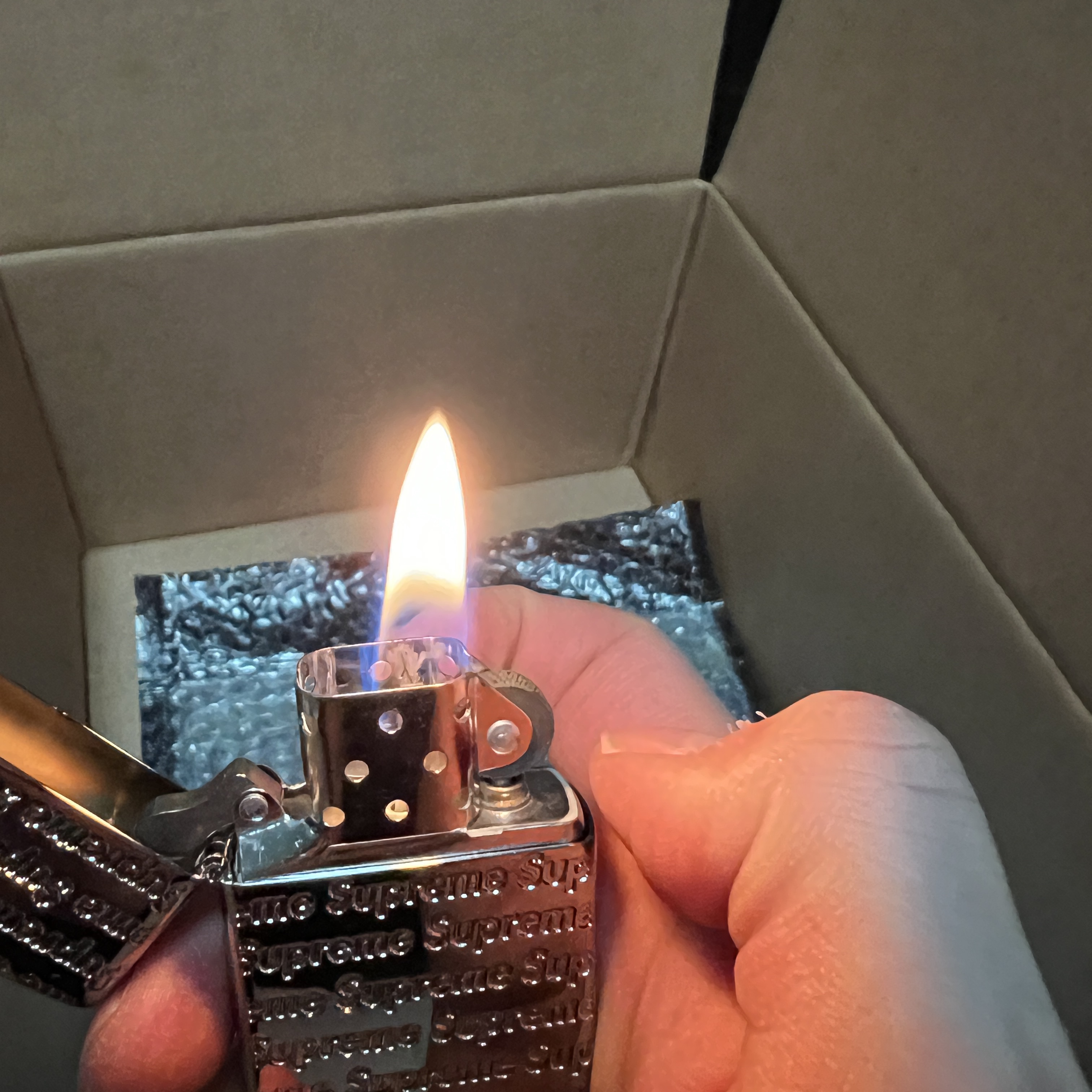 Supreme Repeat Engraved Zippo Silver - 22FW 착용 스타일 - 2