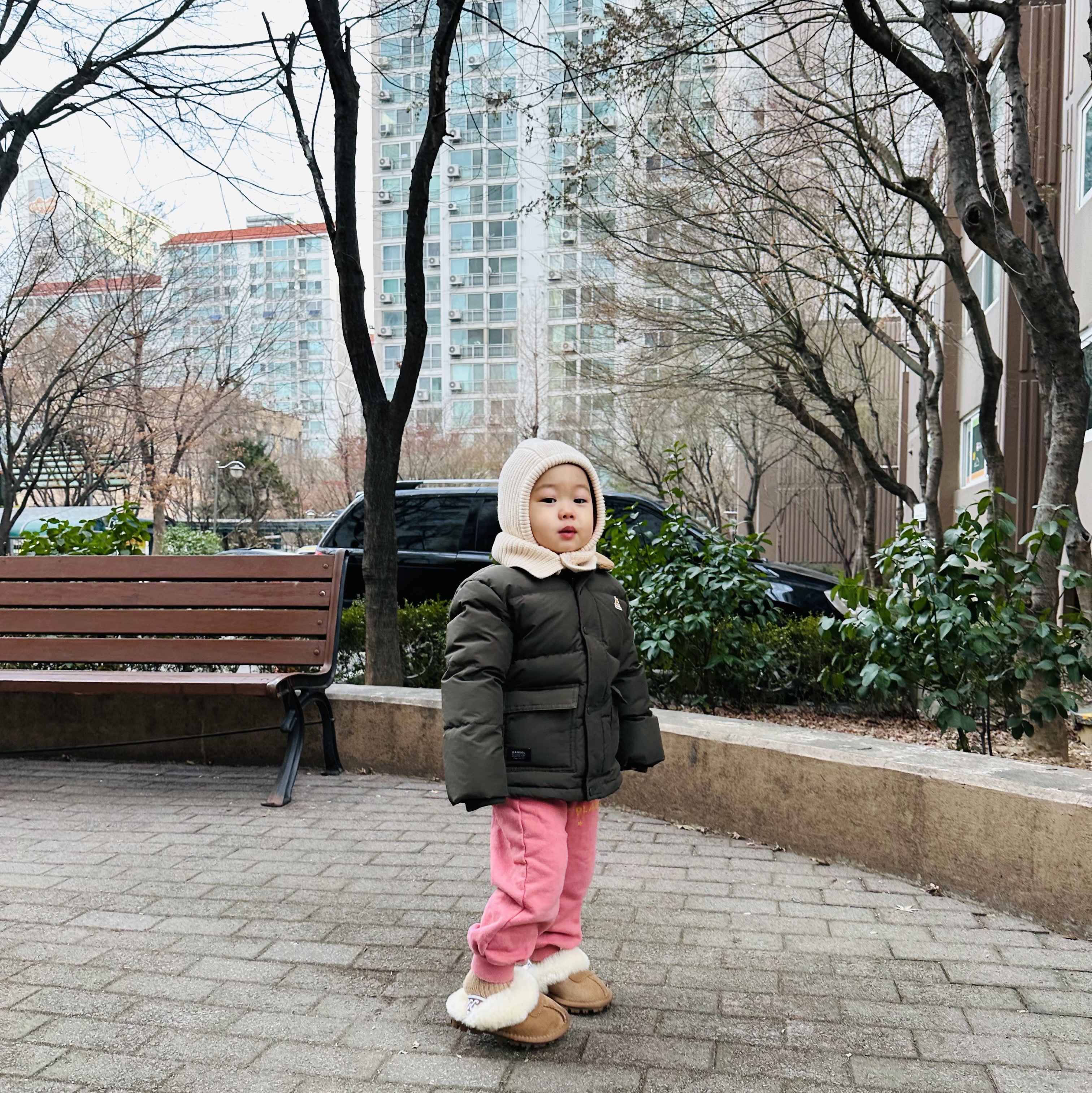 (Kids) UGG Funkette Slides Chestnut 착용 스타일 - 2