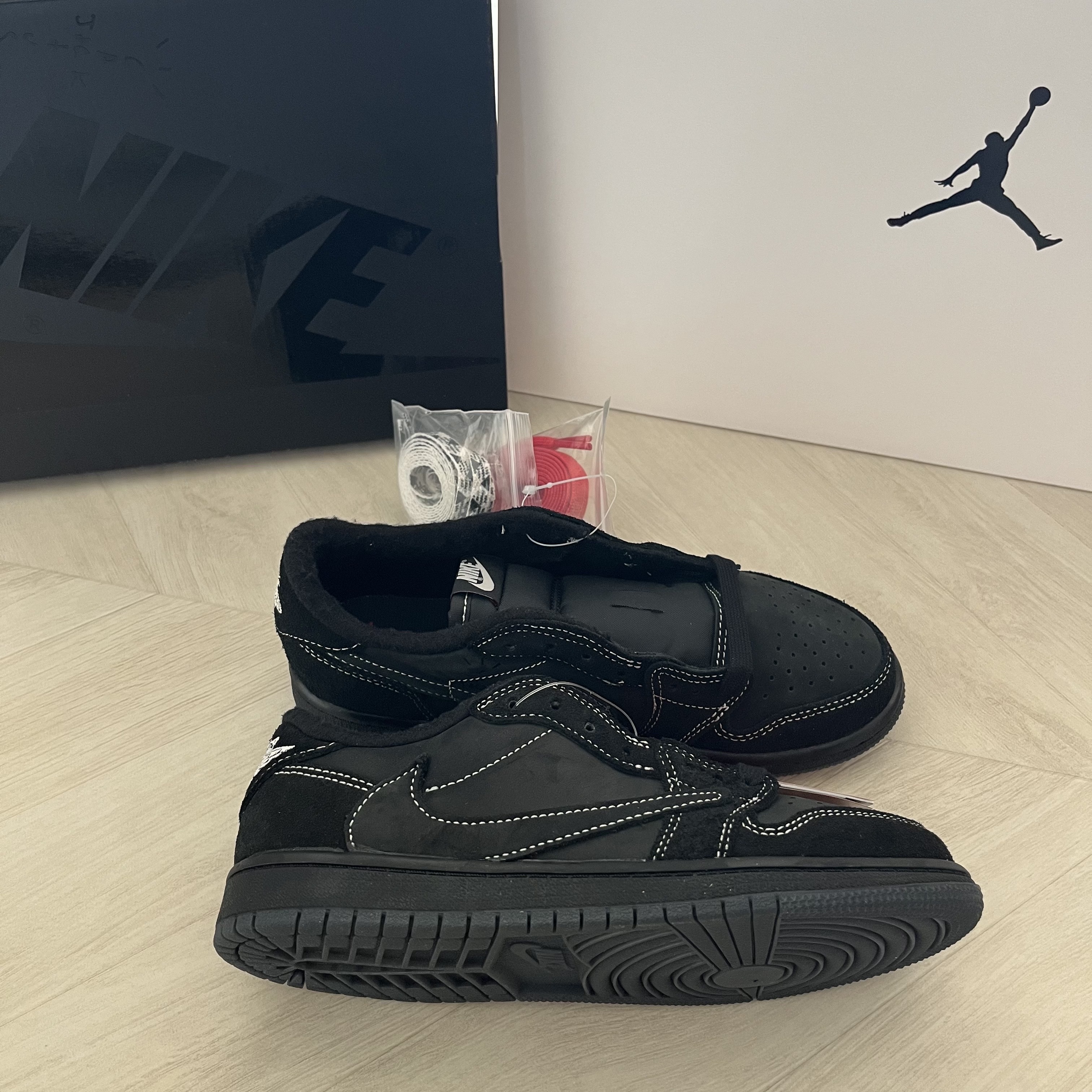 Jordan 1 x Travis Scott Retro Low OG SP Black Phantom, (PS) Jordan 1 x Travis Scott Retro Low OG SP Black Phantom 착용 스타일 - 1