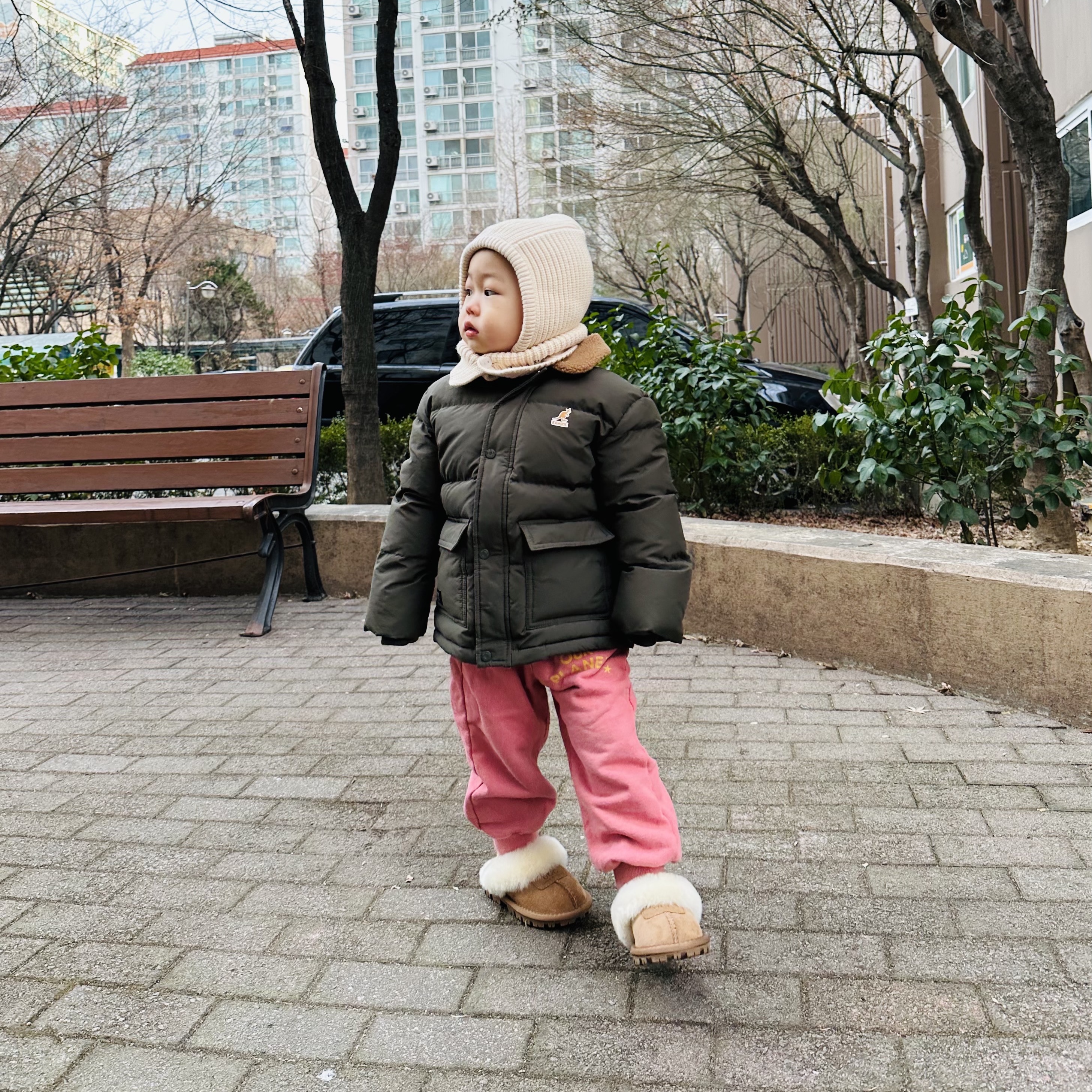 (Kids) UGG Funkette Slides Chestnut 착용 스타일 - 1