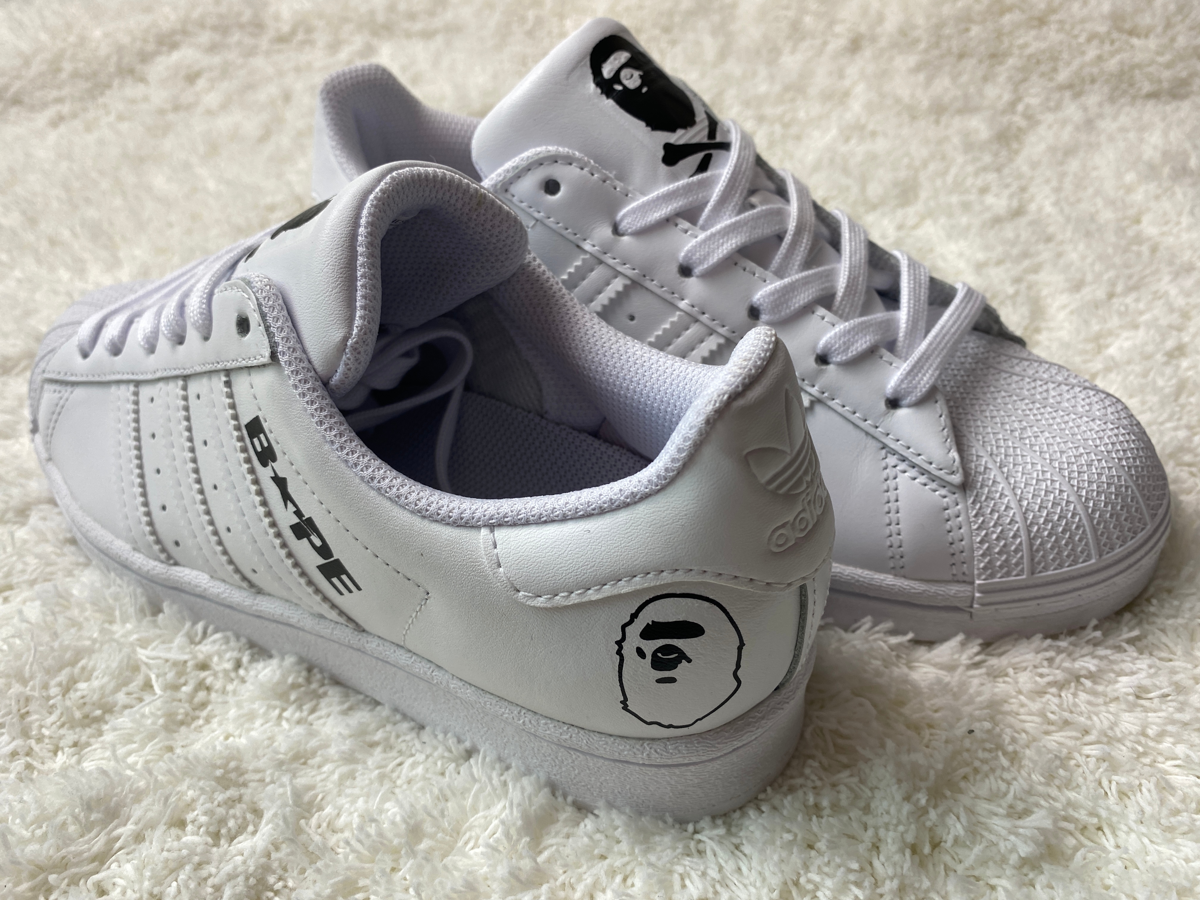 Adidas Superstar Triple White, Adidas Superstar Core Black White 착용 스타일 - 2