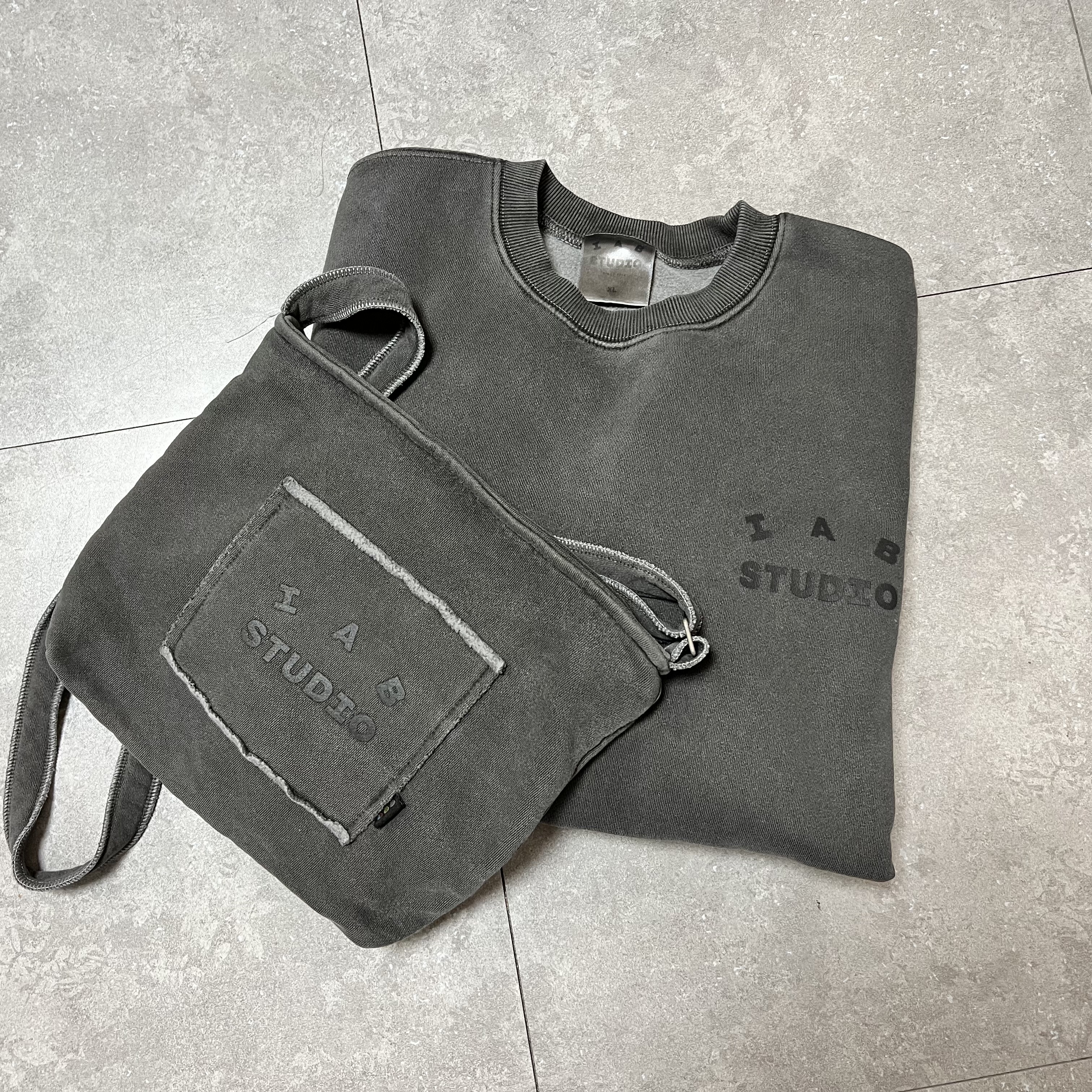 IAB Studio Pigment Sweatshirt & Mini Bag Black 착용 스타일